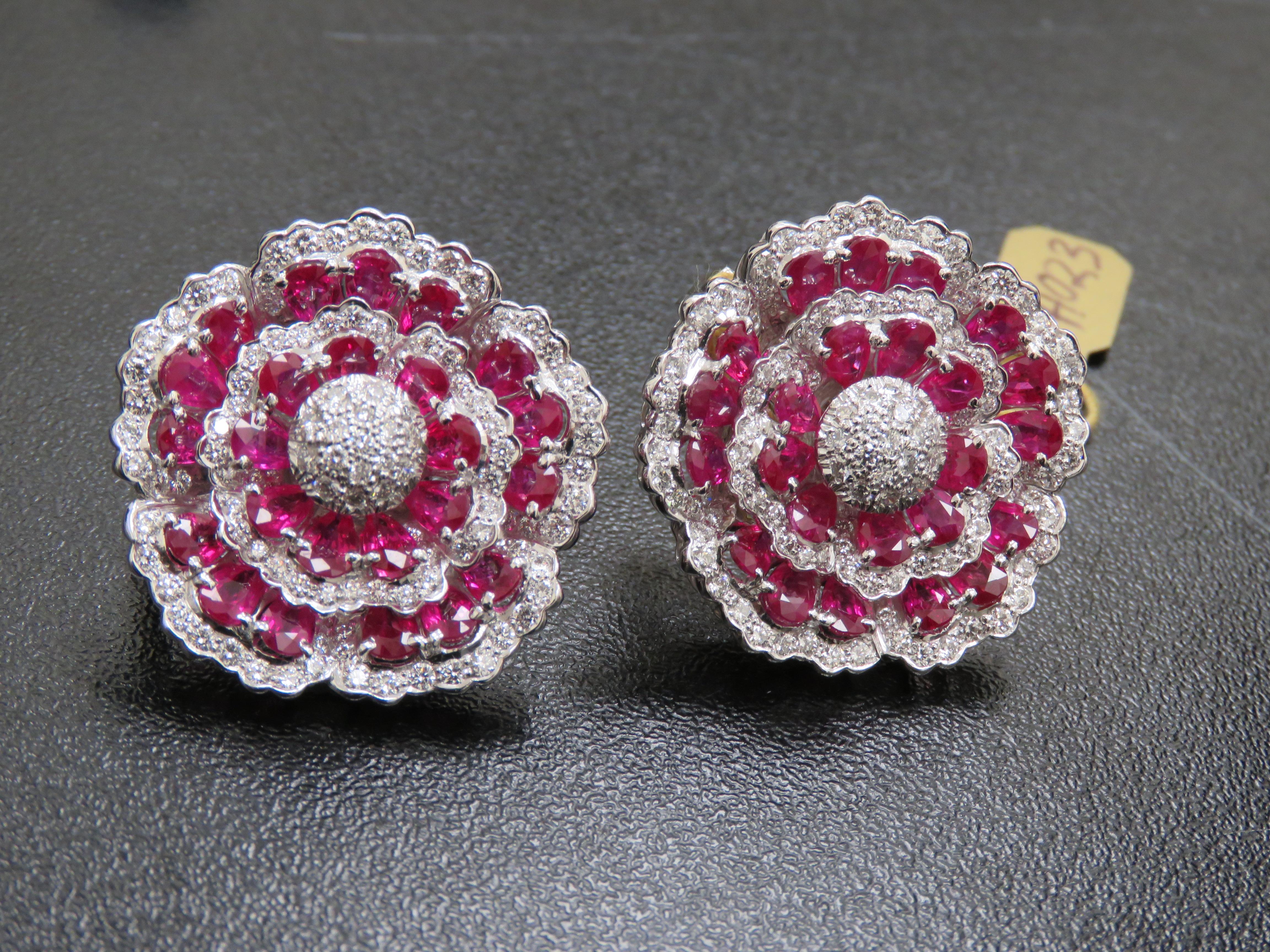L'article suivant est une paire de boucles d'oreilles en or 18KT avec des rubis fantaisie et des diamants. Les boucles d'oreilles contiennent environ 4CTS de beaux diamants fantaisie entourés d'environ 12CTS de magnifiques rubis scintillants ! Les