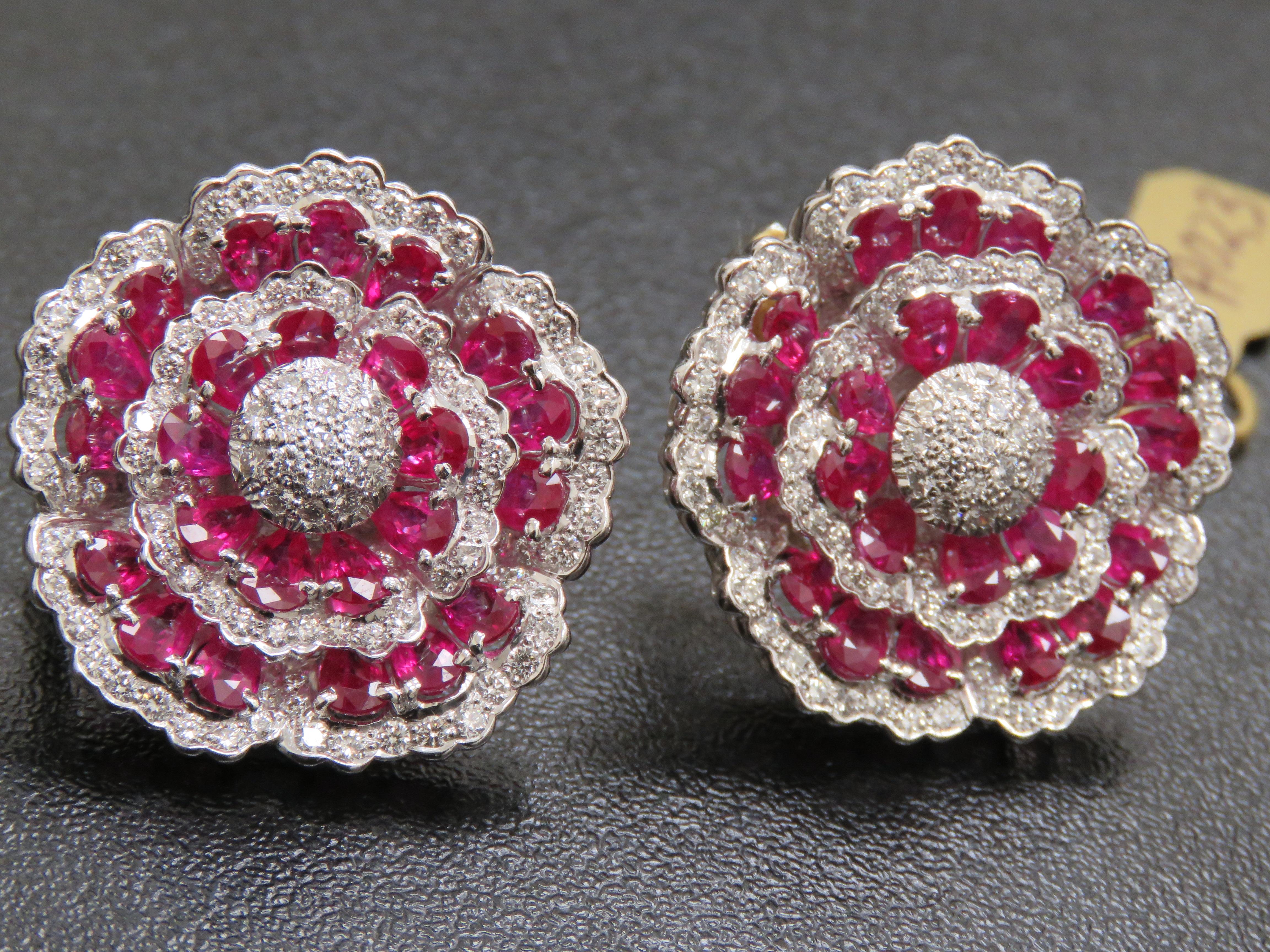 Taille mixte NWT $47, 500 Boucles d'oreilles or 18KT Gorgeous Ruby Fancy Flower Diamond en vente