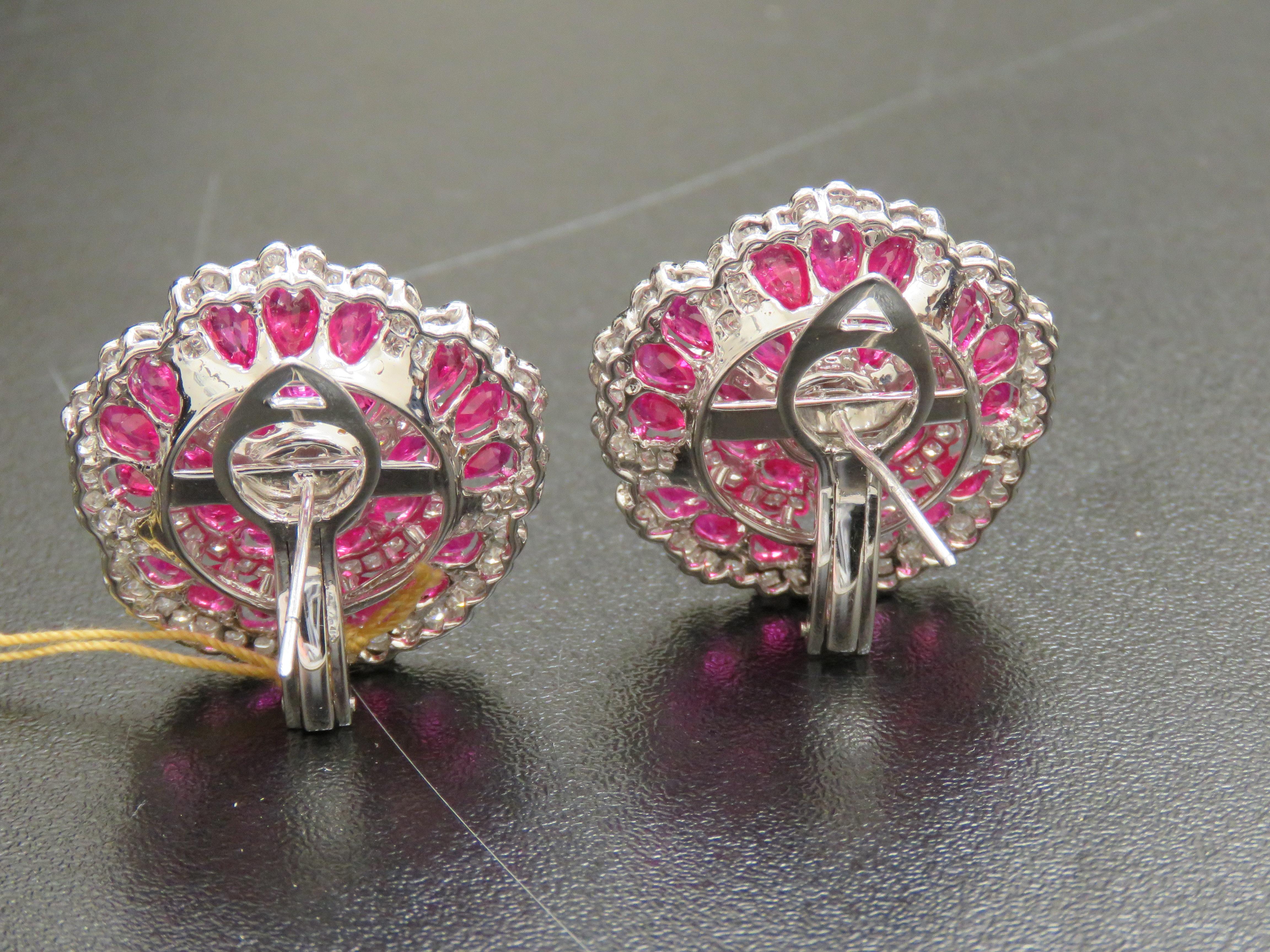 NWT $47, 500 Boucles d'oreilles or 18KT Gorgeous Ruby Fancy Flower Diamond Neuf - En vente à New York, NY