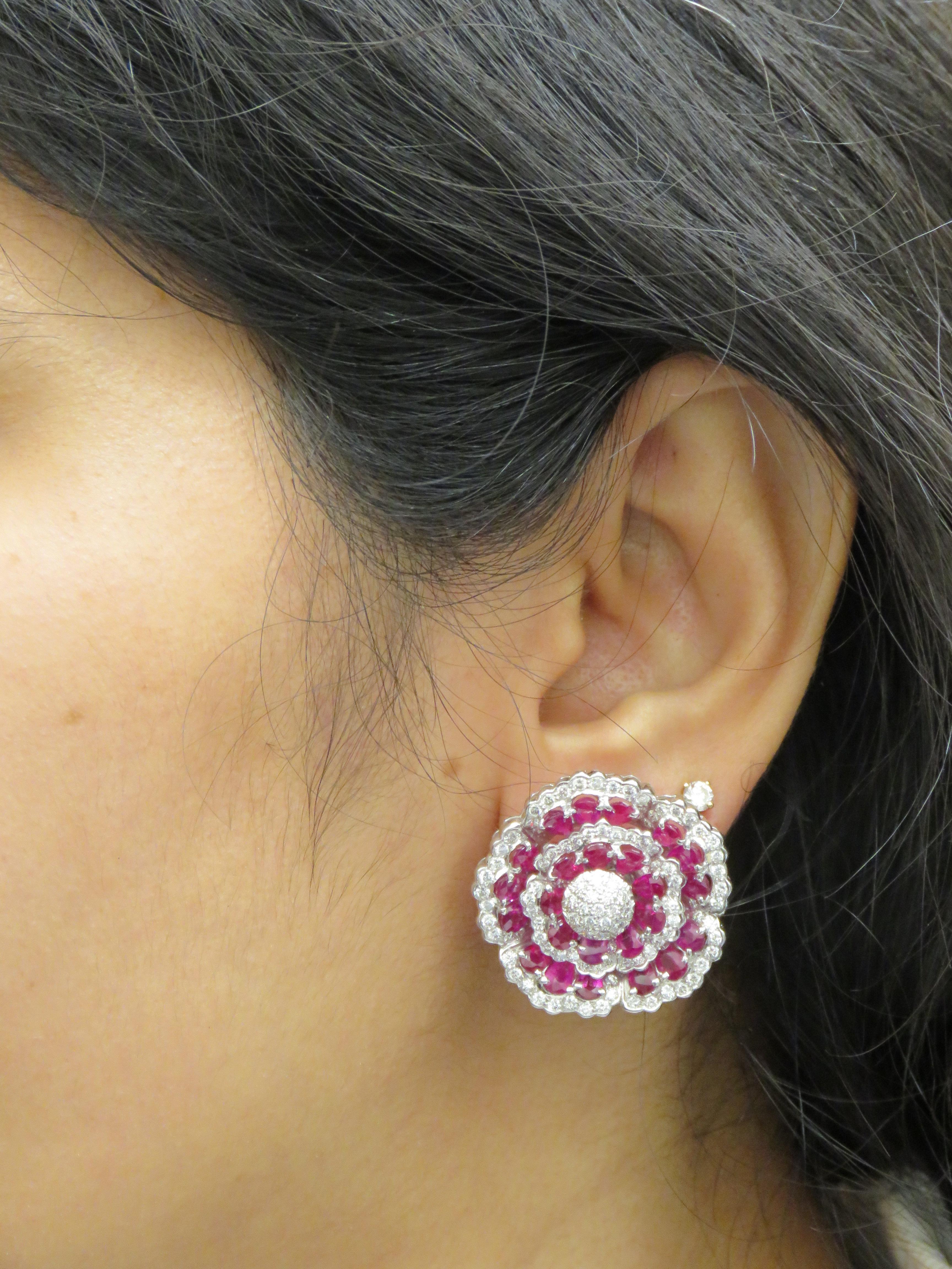 NWT $47, 500 Boucles d'oreilles or 18KT Gorgeous Ruby Fancy Flower Diamond Pour femmes en vente