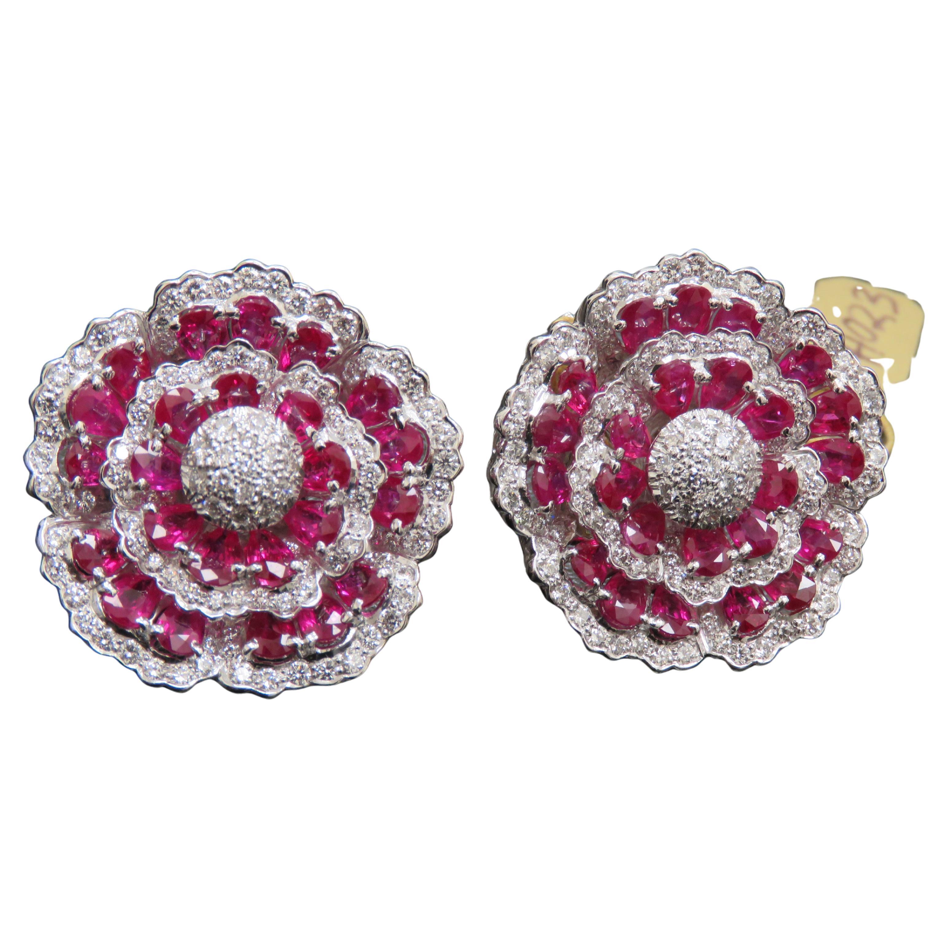 NWT $47, 500 Boucles d
oreilles or 18KT Gorgeous Ruby Fancy Flower Diamond