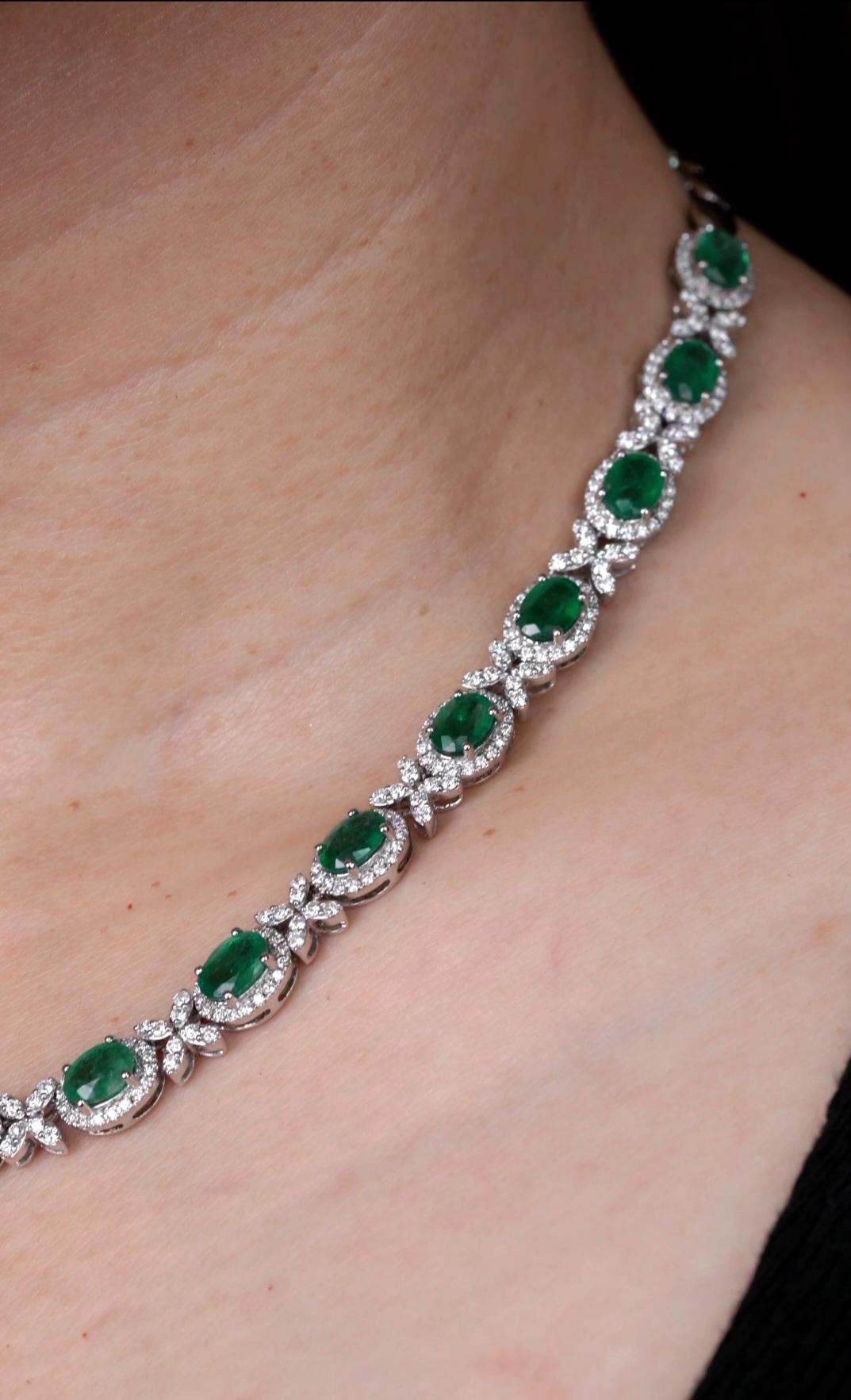 Il seguente articolo è una rara e importante collana in oro 18KT con magnifici smeraldi ovali di grandi dimensioni affiancati da raffinati diamanti bianchi scintillanti. T.C.W. circa 18CTS!!!  
Questa splendida collana è un raro pezzo campione di un