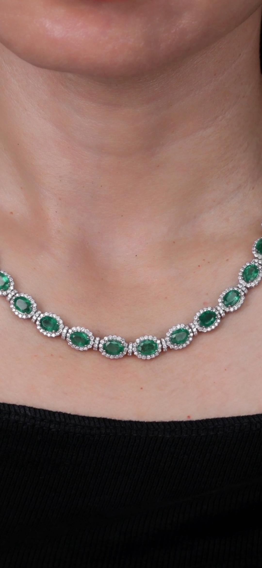 L'article suivant est un rare collier en or 18KT avec de magnifiques émeraudes de taille ovale, flanquées de fins diamants blancs scintillants. A.C.C. env. 21.50CTS !!!  
Ce magnifique collier est une pièce rare d'un fabricant privé qui a été vendue
