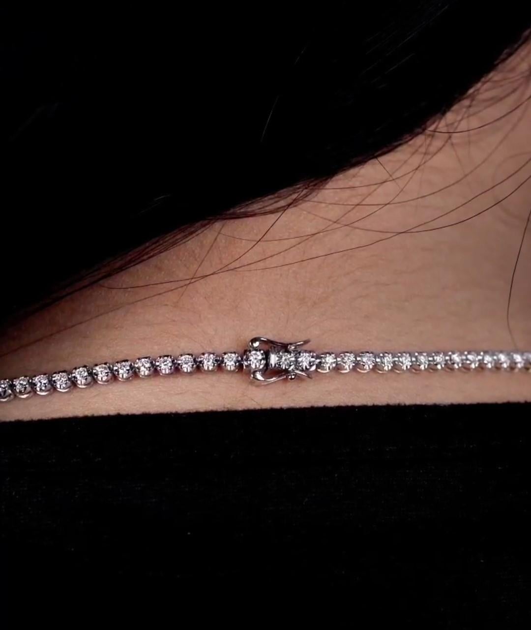 L'article suivant est un rare collier en or 18KT avec de magnifiques émeraudes de taille ovale, flanquées de fins diamants blancs scintillants. A.C.C. env. 21.50CTS !!!  
Ce magnifique collier est une pièce rare d'un fabricant privé qui a été vendue