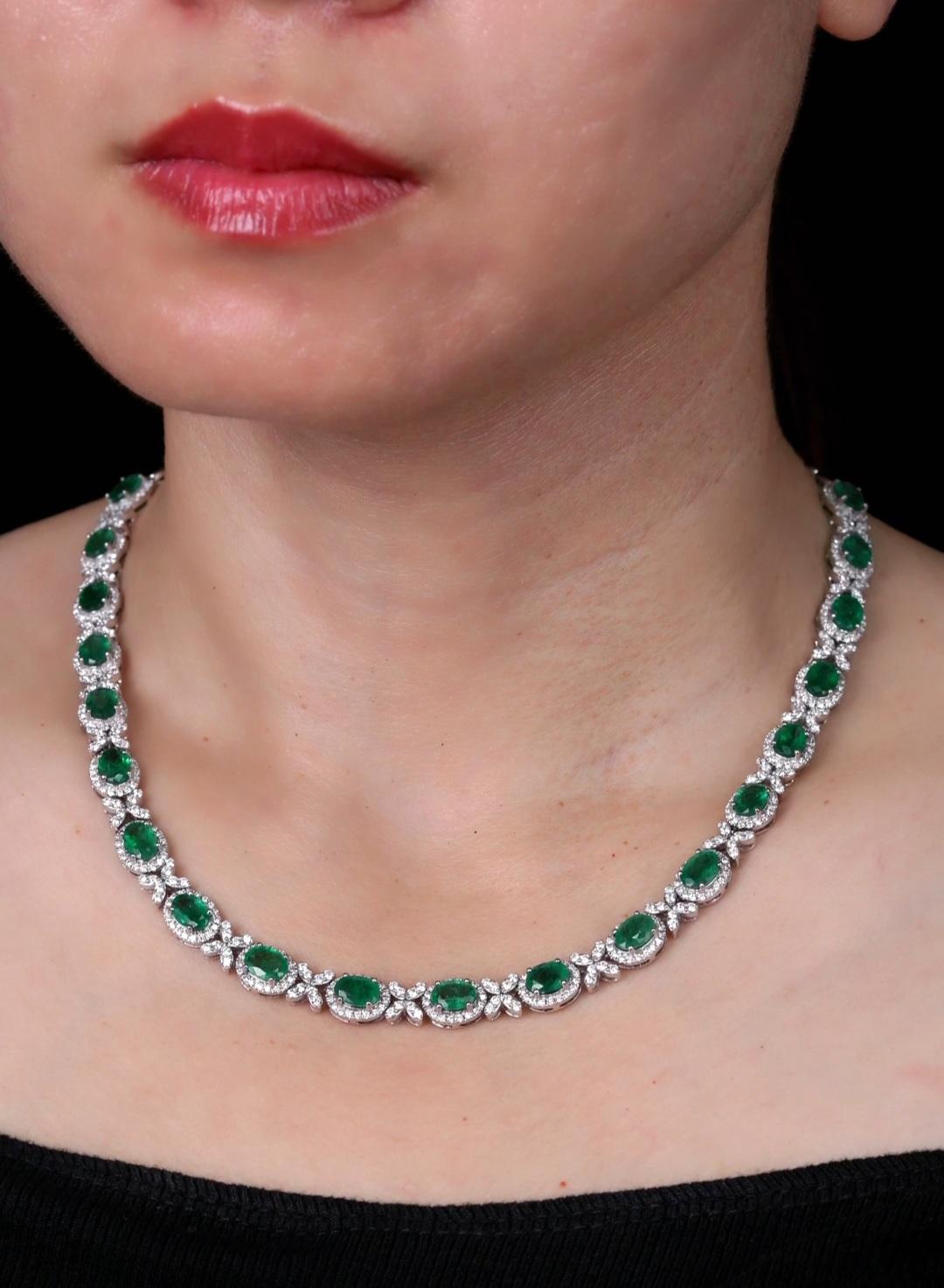 NWT $47, 500 Importante collana in oro 18KT con diamanti e smeraldi di grandi dimensioni In condizioni Nuovo in vendita a New York, NY