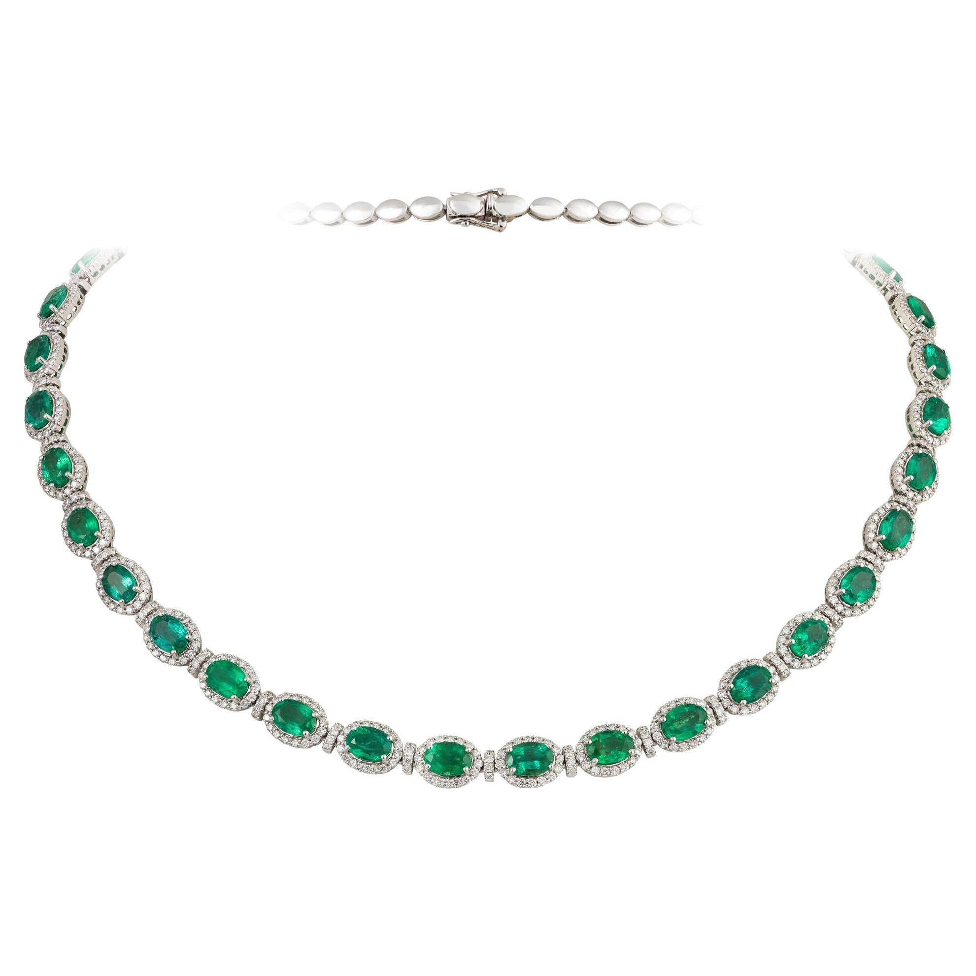 NWT $47, 500 Importante collana in oro 18KT con diamanti e smeraldi di grandi dimensioni