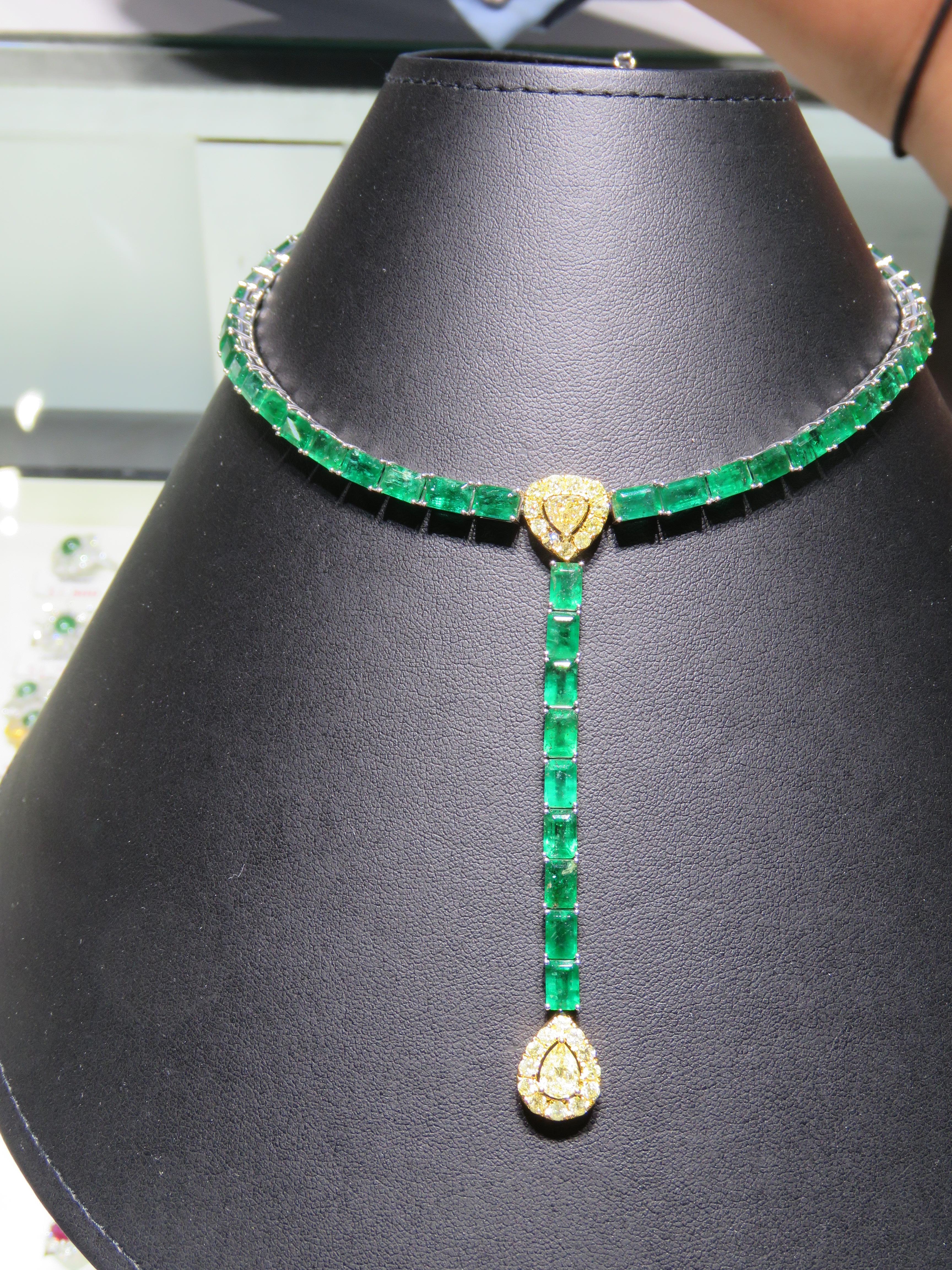 Der folgende Artikel, den wir anbieten, ist diese seltene wichtige strahlende 18KT Gold wunderschöne glitzernde und funkelnde prächtige Fancy Smaragd und gelbe Diamant Tropfen Halskette. Halskette enthält ca. 35CTS eines schönen Fancy Smaragde mit