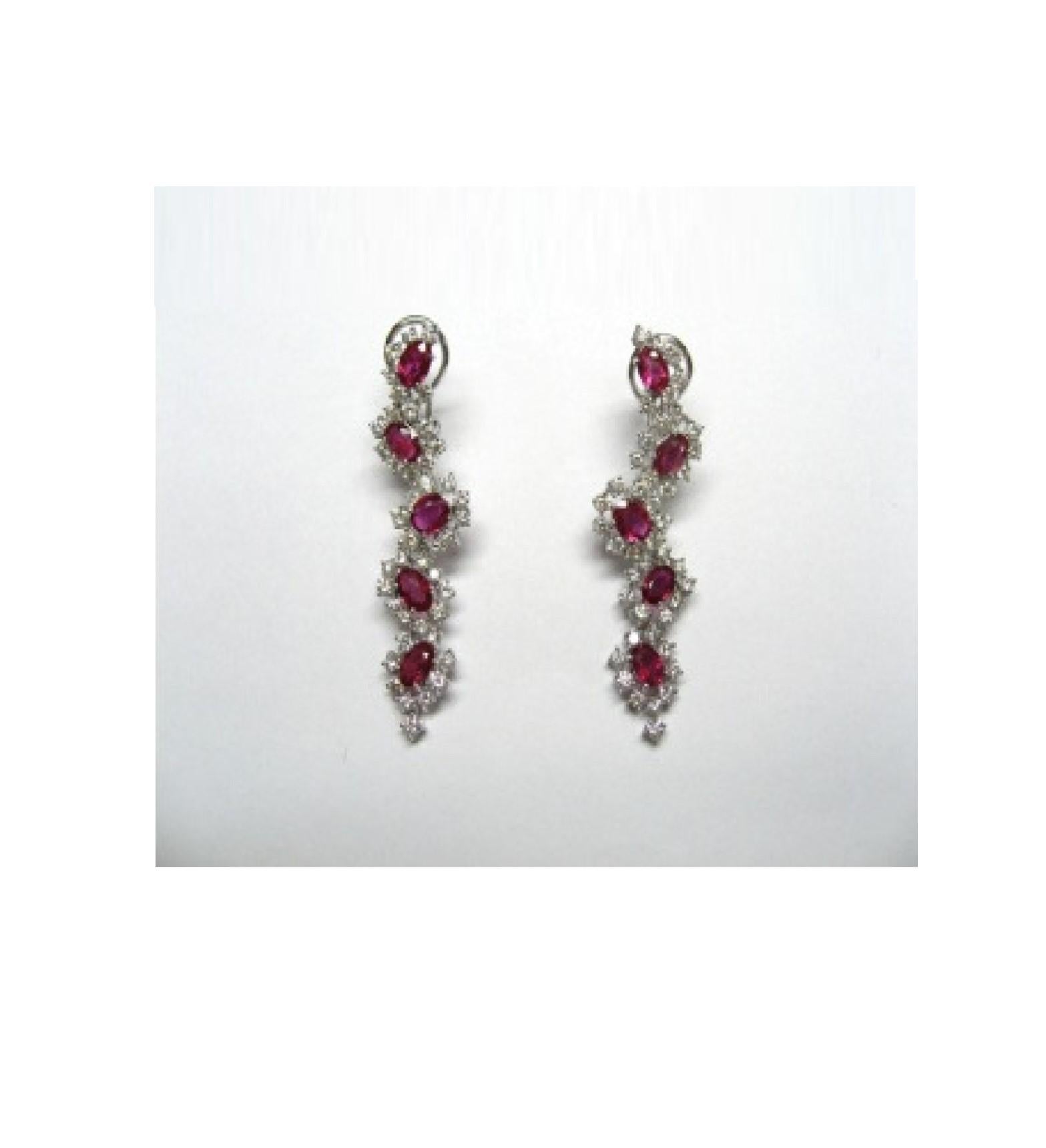 Il seguente articolo che offriamo è questo raro e importante orecchino in oro 18KT, splendido e scintillante, con rubini e diamanti. Gli orecchini contengono circa 10 carati di splendidi rubini e diamanti preziosi!!! Le pietre sono molto pulite ed