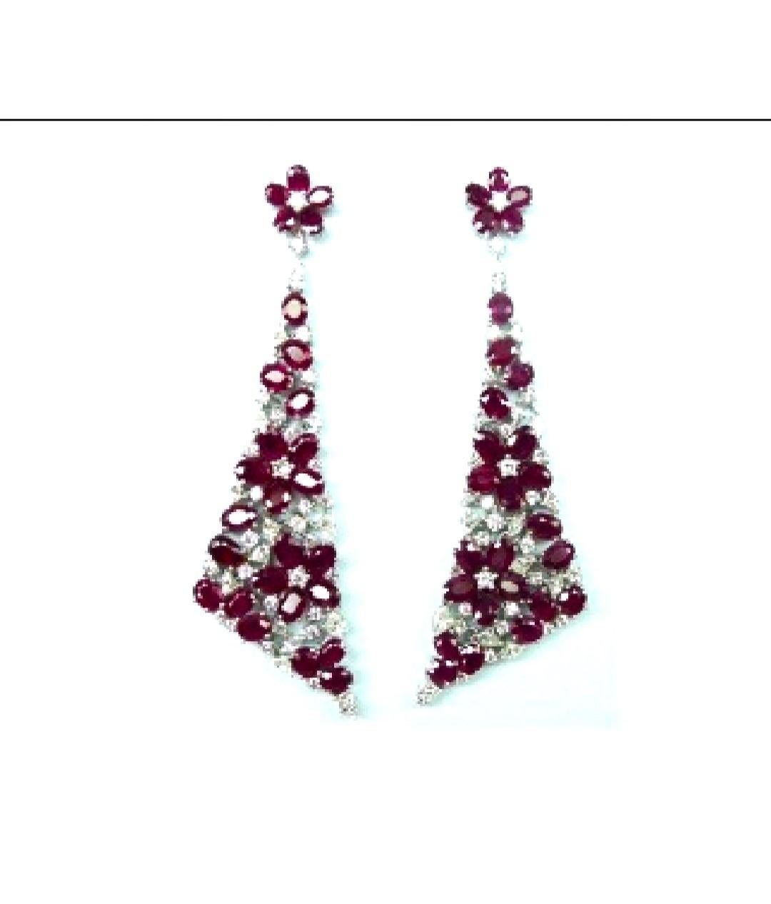 Il seguente articolo che offriamo è questo raro e importante orecchino in oro 18KT, splendido e scintillante, con rubini e diamanti. Gli orecchini contengono circa 20 carati di splendidi rubini e diamanti rari a forma di fiore!!! Le pietre sono