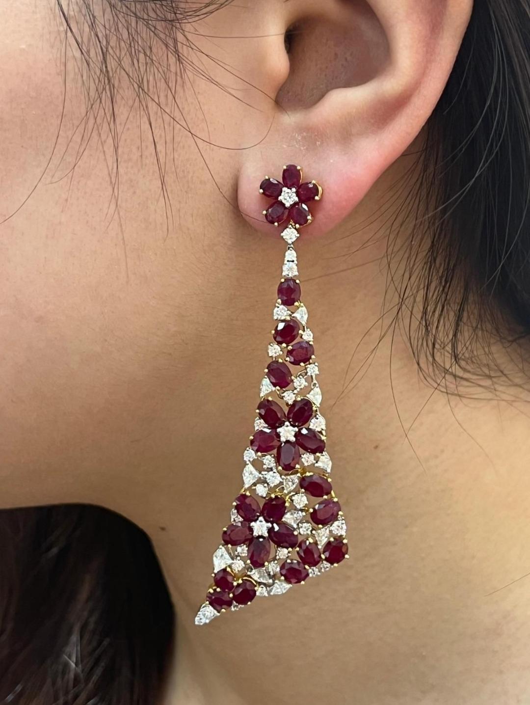 Donna NWT $48, 000 Orecchini a goccia in oro 18KT con diamanti e rubini 20CT in vendita