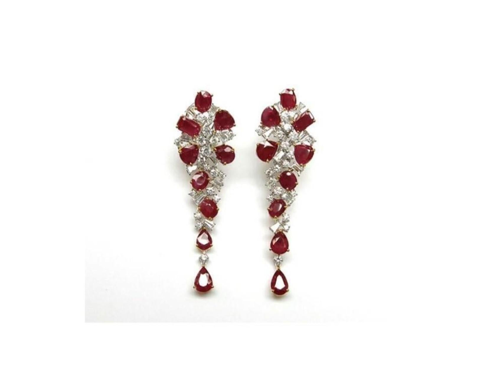 L'article suivant que nous offrons est ce Rare Important Radiant Gold 18KT Gorgeous Glittering and Sparkling Magnificent Fancy Ruby and Diamond Dangle Earrings. Les boucles d'oreilles contiennent environ 21CTS de beaux rubis et diamants rares !!!
