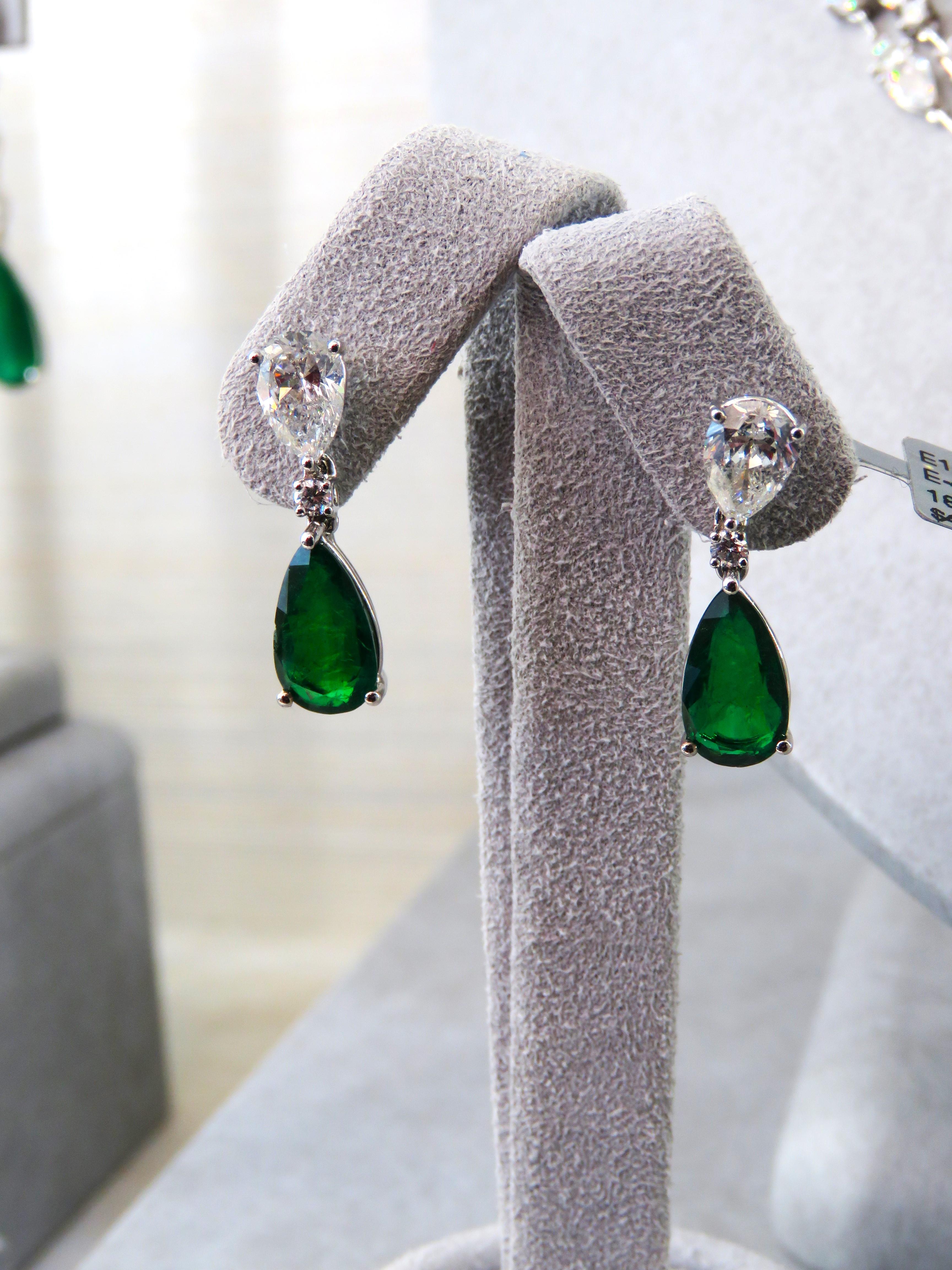 Der folgende Artikel, den wir anbieten, sind diese extrem seltenen schönen 18KT Gold Fine Green Emerald Diamond Dangle Earrings bestehen aus ca. 6,50CTS Karat von feinen herrlich glitzernden Smaragden und Diamanten!! Die Smaragde und Diamanten sind