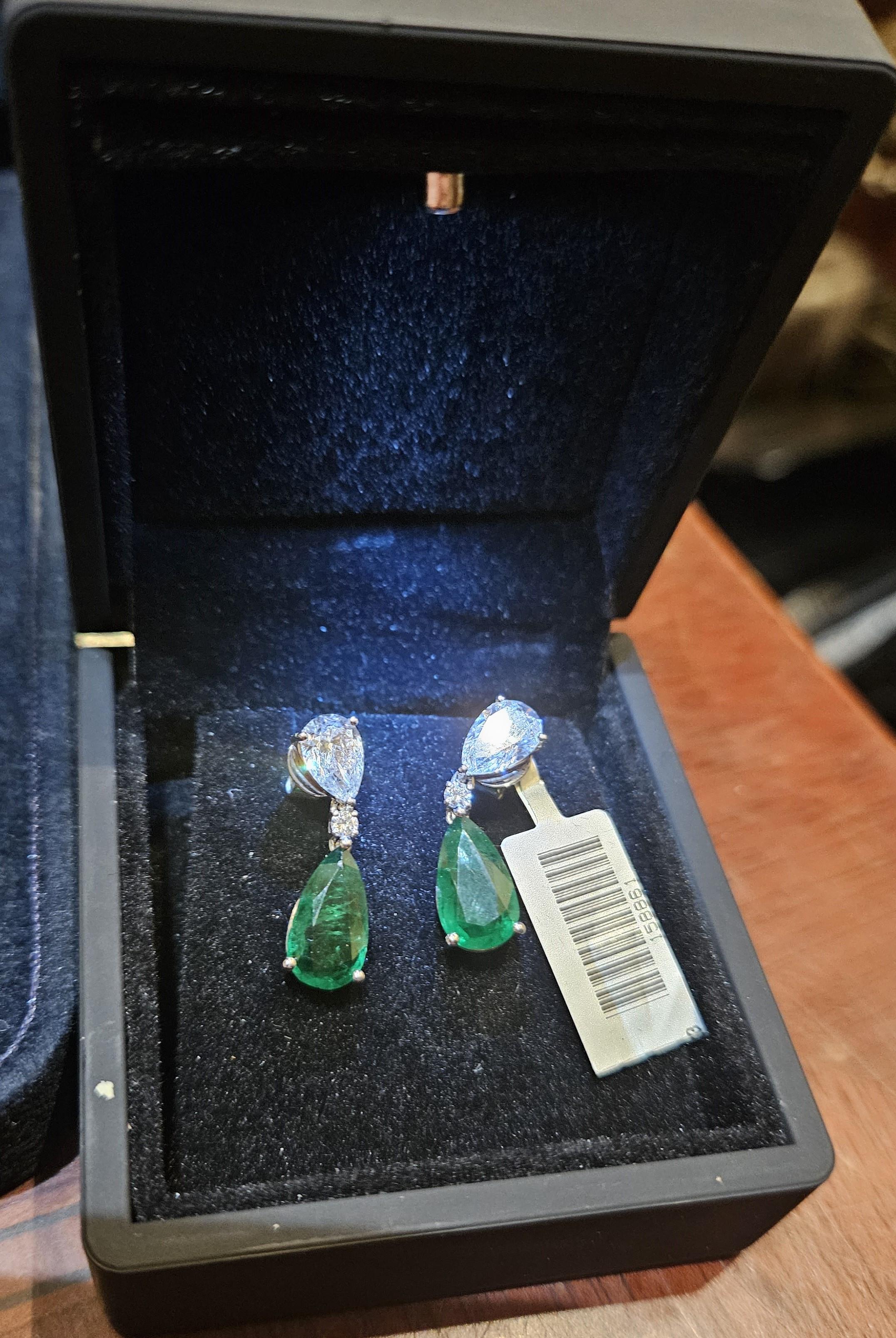 NEU $48, 000 18KT Große glitzernde große Smaragd-Diamant-Ohrhänger, neu mit Etikett im Zustand „Neu“ im Angebot in New York, NY