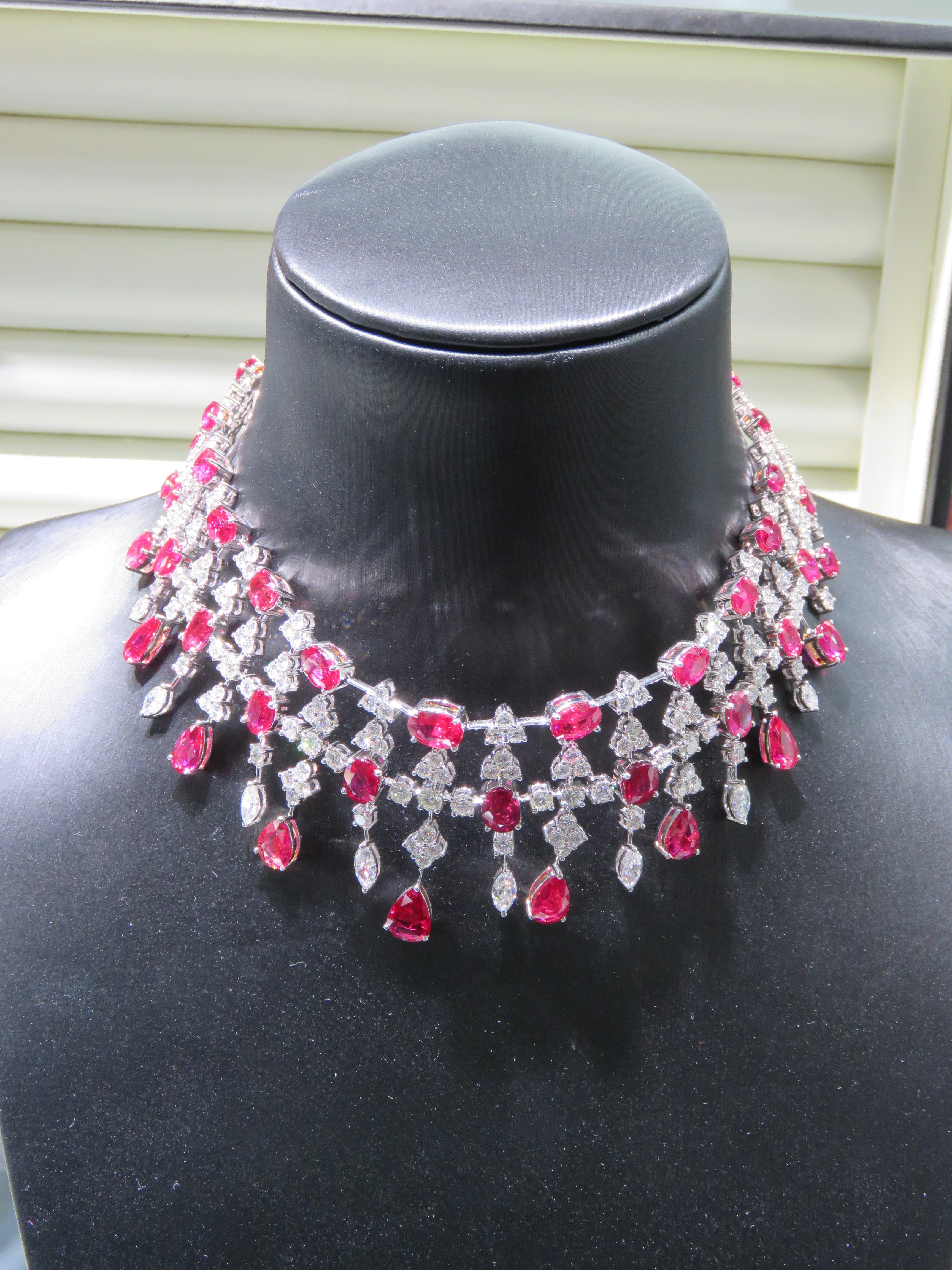 L'article suivant que nous offrons est ce Rare Important Radiant Gold 18KT Gorgeous Glittering and Sparkling Magnificent Fancy Ruby and Diamond Necklace. Le collier contient environ 51CTS de beaux rubis naturels certifiés GIA entourés de diamants