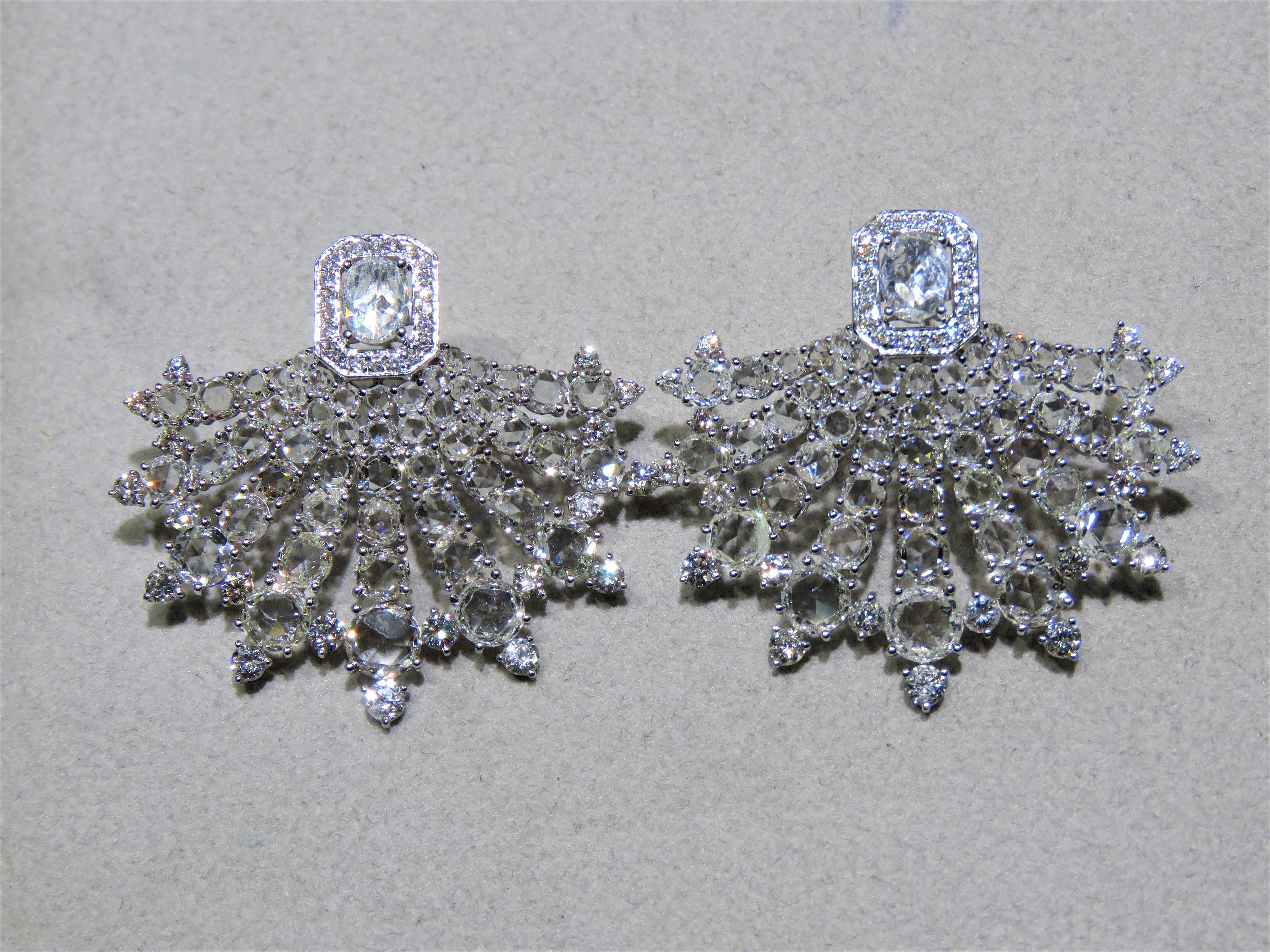 Der folgende Artikel, den wir anbieten, sind diese extrem seltenen schönen 18KT Gold feinen großen Fancy Rose Cut White Diamond Earrings. Jeder Ohrring verfügt über seltene, glitzernde, große Diamanten im Rosenschliff, die mit funkelnden weißen