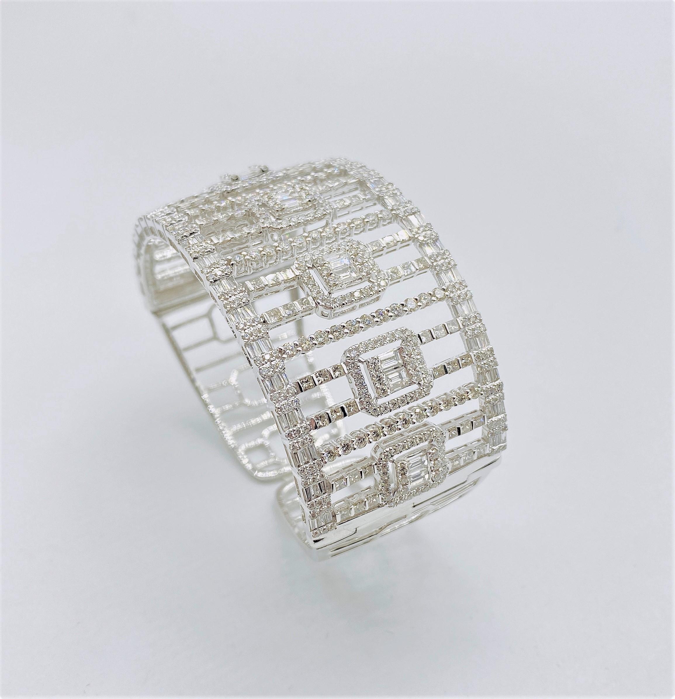 Taille mixte Bracelet jonc large fantaisie en or 18 carats avec paillettes et diamants, neuf avec étiquettes, 49,269 $ en vente