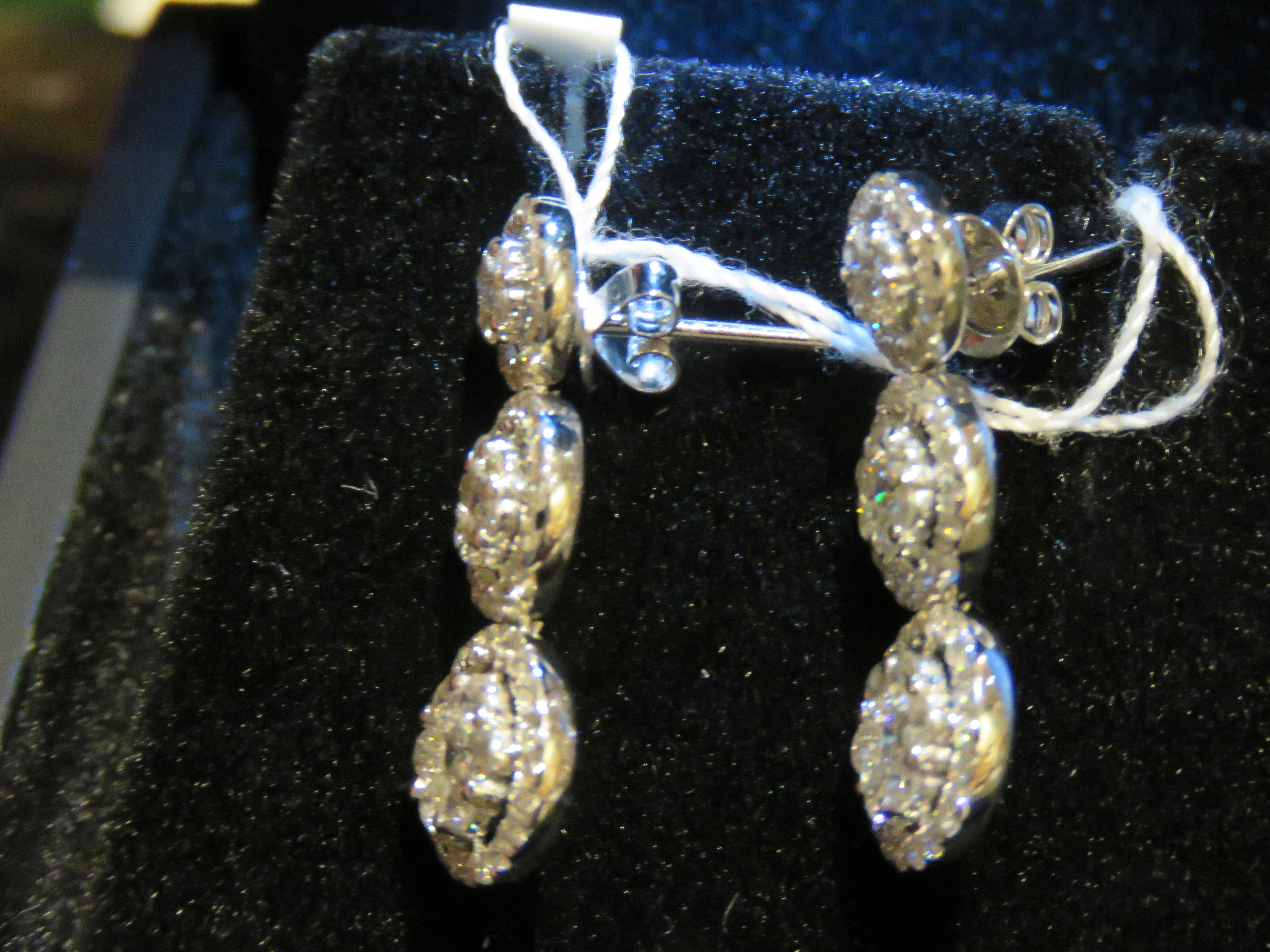 Mixed Cut NWT $5, 500 18 Karat Gold Fancy Glittering Diamond Drop Earrings For Sale