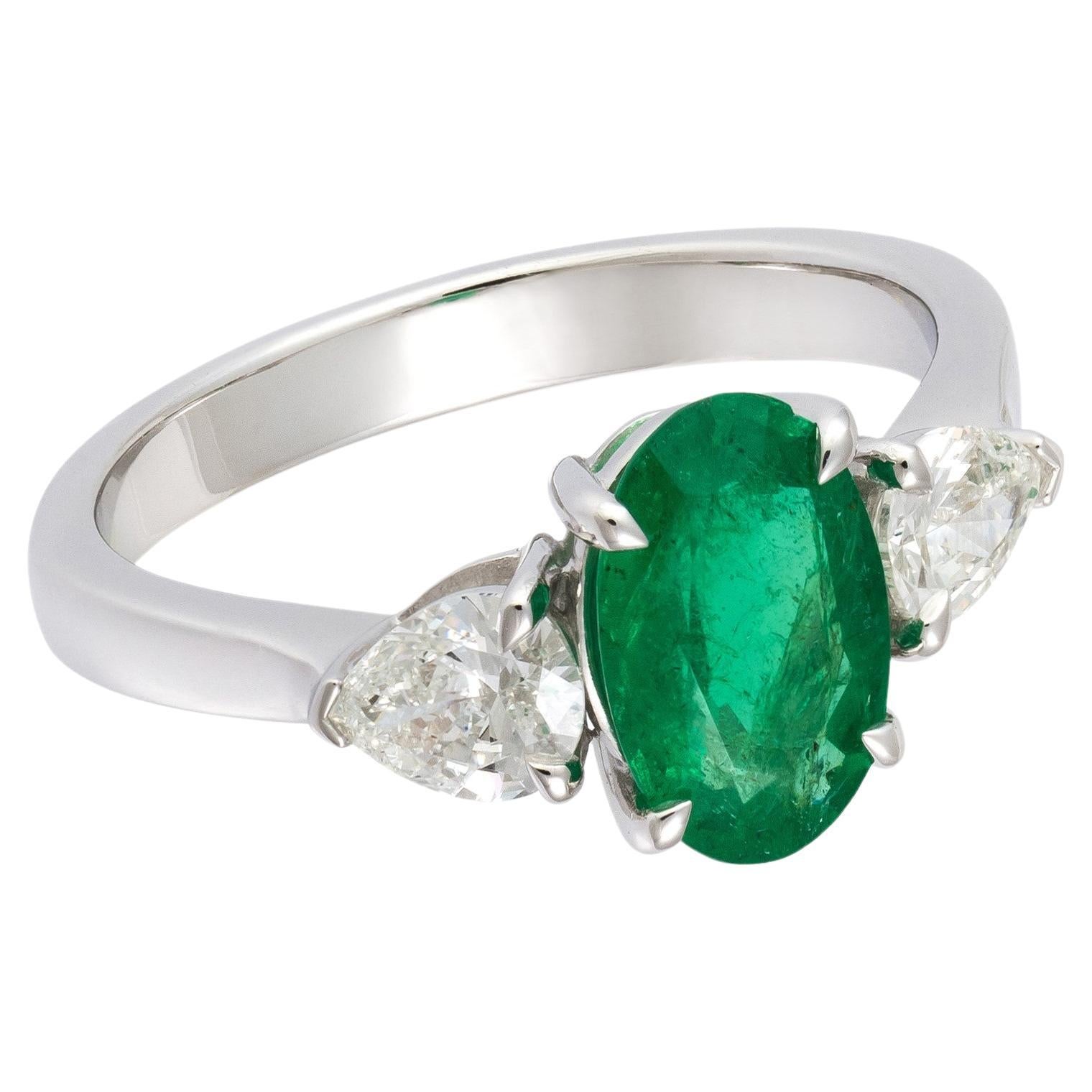 NWT $5, 500 18KT Gold Large Gorgeous Fancy Oval Emerald and Diamond Ring For Sale