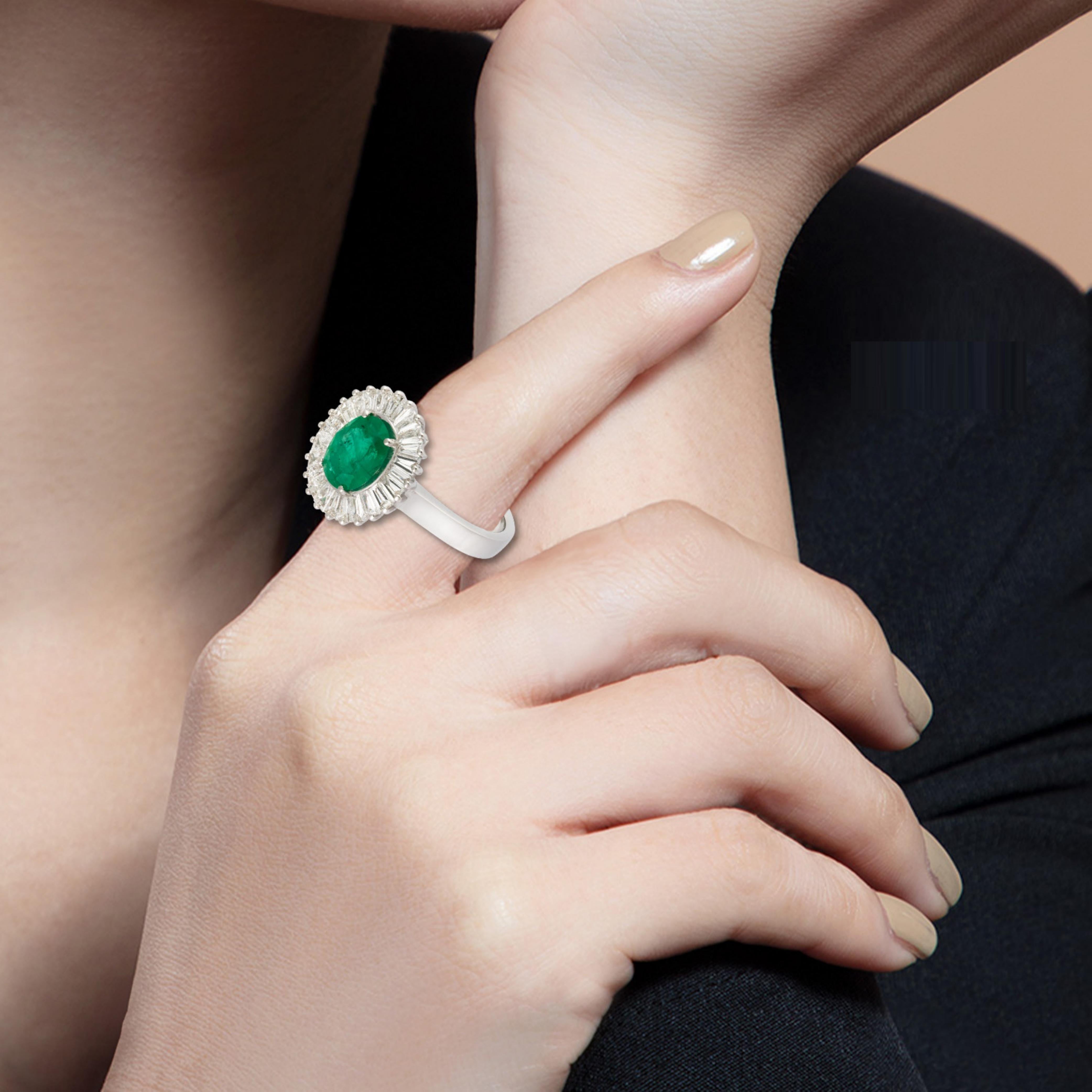 NEU $5. 500 18KT Gold Großer wunderschöner ovaler Fancy Oval Smaragd-Diamant- Baguette-Ring (Gemischter Schliff) im Angebot