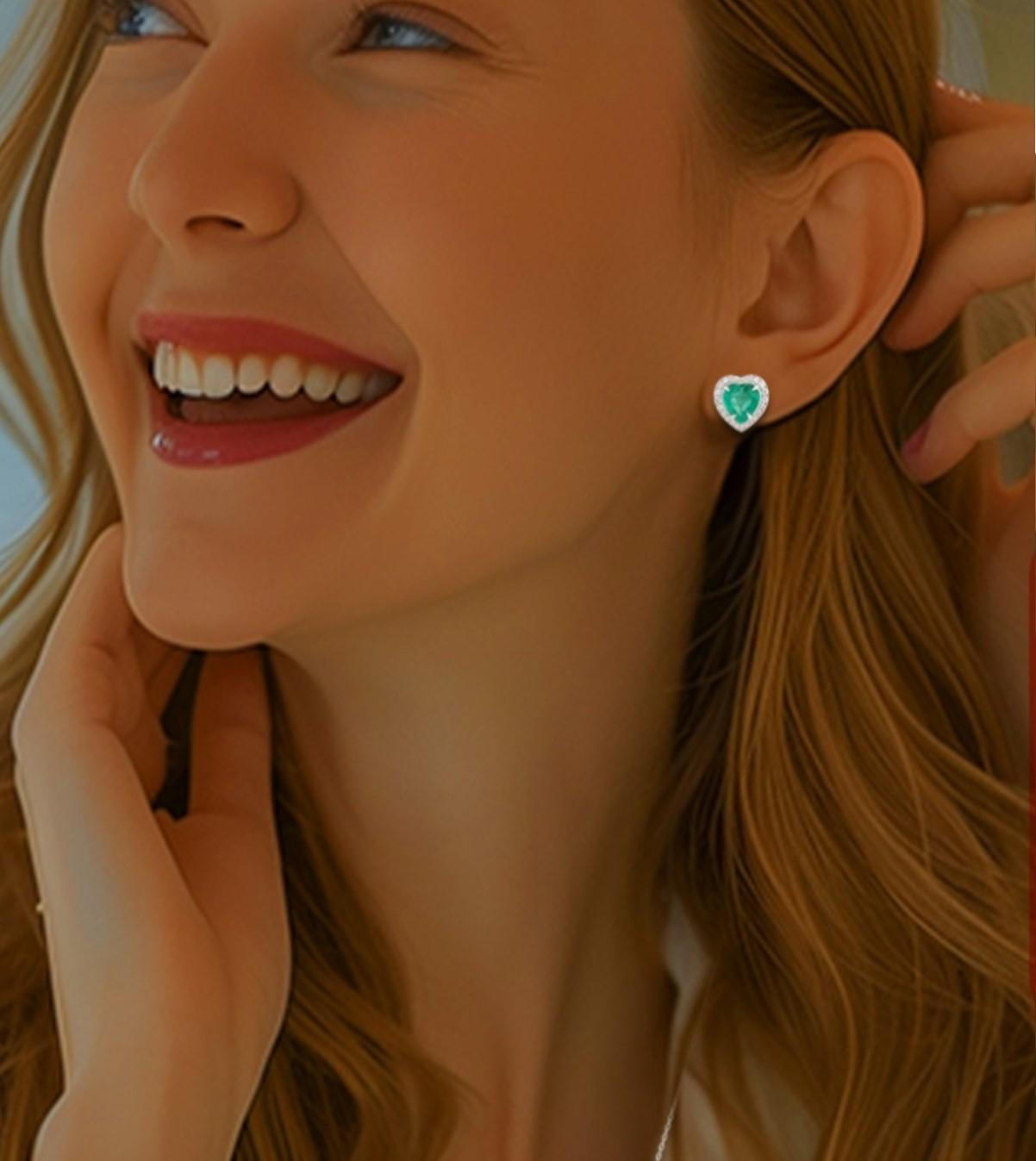 Taille mixte NWT $5, 500 18KT Large Fancy Glittering Emerald Heart Diamond Stud Earrings en vente