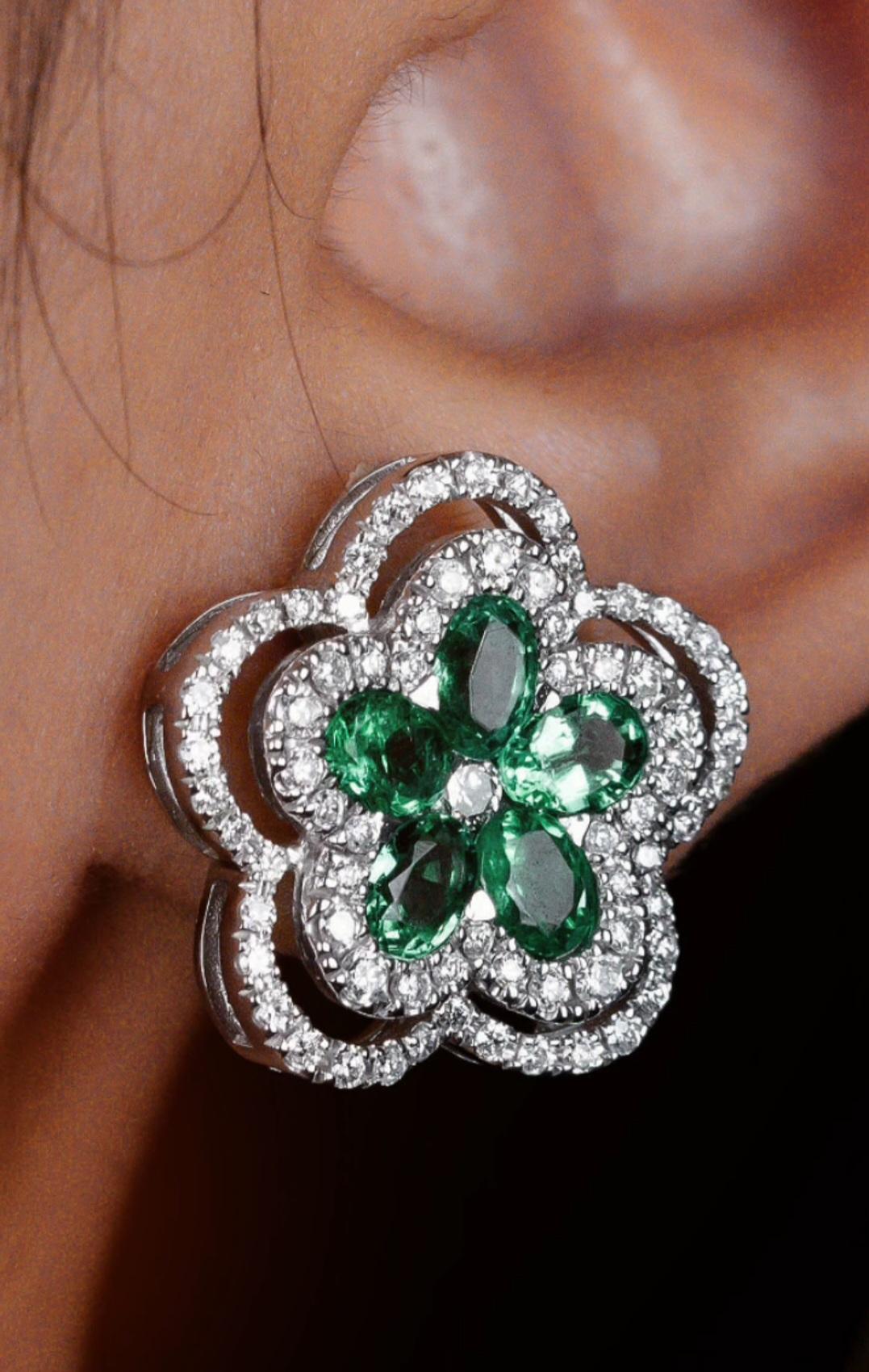 NWT $5, 500 18KT Large Fancy Glittering Emerald Diamond Floral Flower Earrings In New Condition For Sale In New York, NY