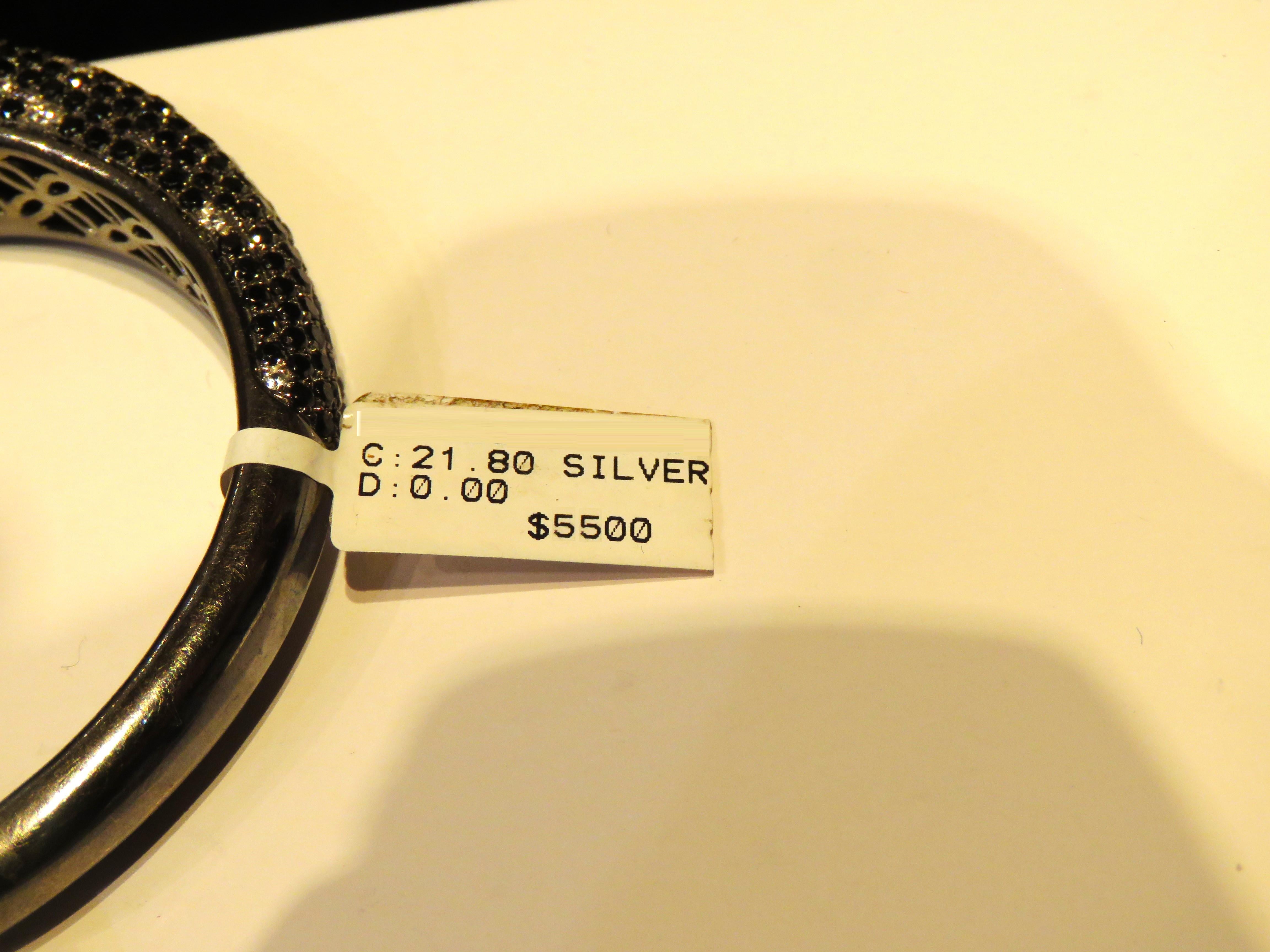 Armreif, NEU $5. 500 Fancy Glittering 22CT Schwarz-Weiß-Saphir-Armreif Armband Manschette im Zustand „Neu“ im Angebot in New York, NY