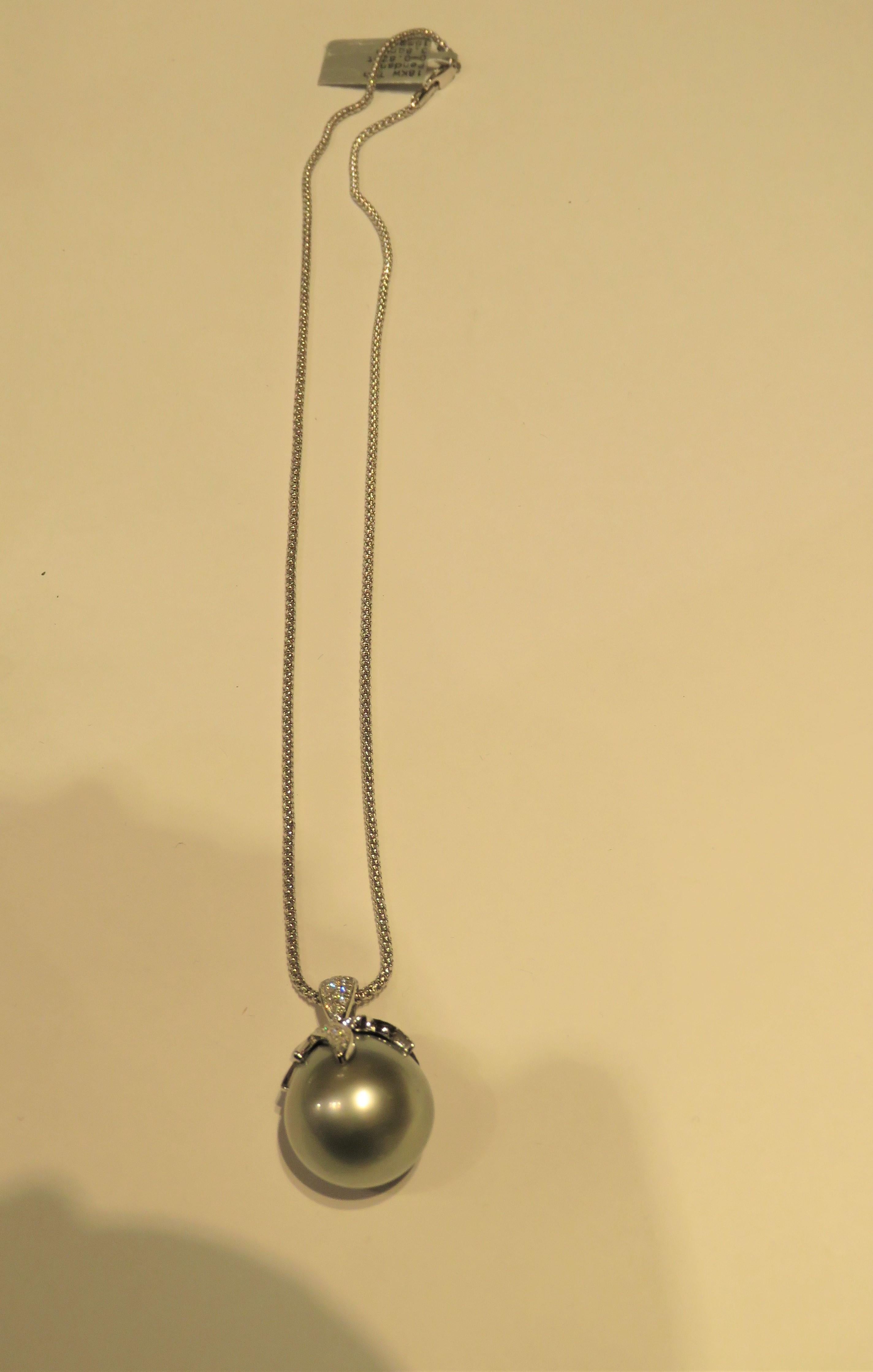 Il seguente articolo che offriamo è un bellissimo e rarissimo ciondolo in oro bianco 18KT con perle di Tahiti dei mari del sud di grandi dimensioni e circa 1 carato di diamanti scintillanti! Questa splendida perla estremamente rara è di qualità