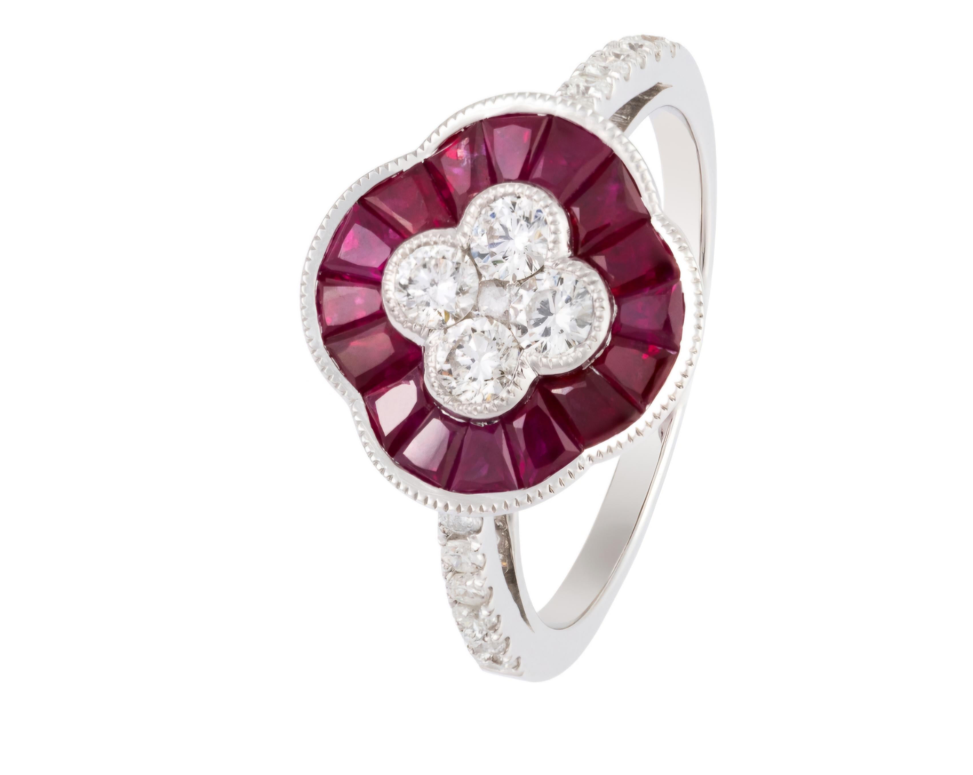 Taglio misto NWT $5, 750 Rare 18KT Gold Fancy Glittering Ruby Diamond Flower Clover Ring in vendita