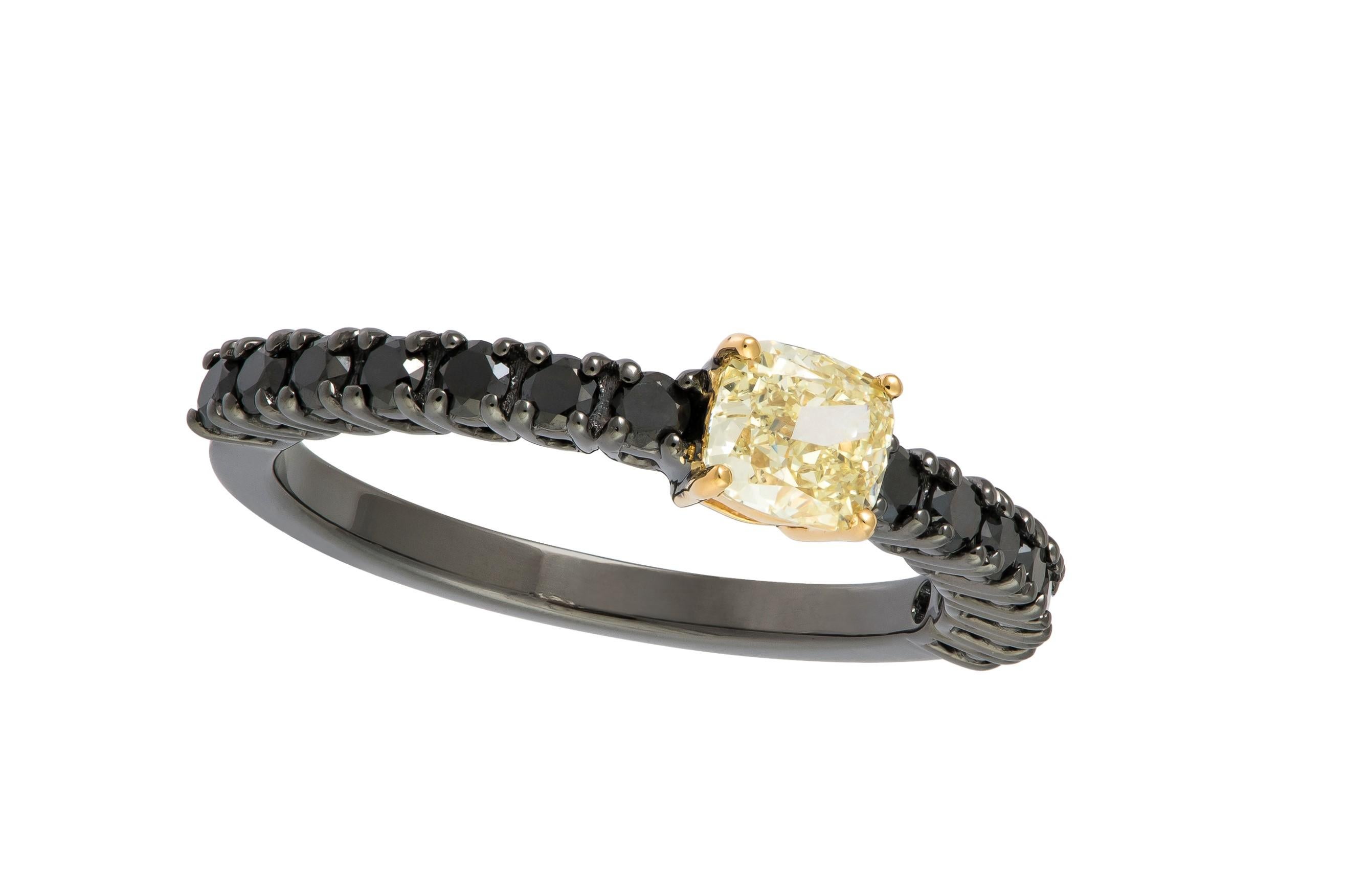Round Cut NWT $5, 750 Rare Important 18KT Black Diamond Fancy Yellow Diamond Ring Band For Sale