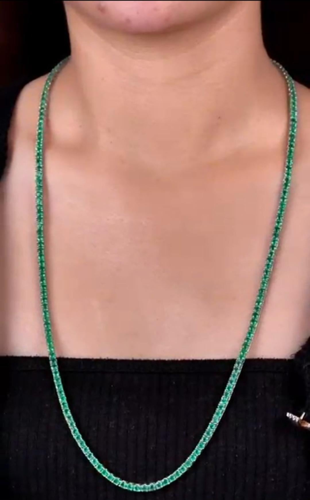 Der folgende Artikel, den wir anbieten, ist eine seltene 18KT Gold Rare Fancy Long Strand Blue Sapphire Strand Halskette. Wunderschön aus fein gefassten wunderschönen runden blauen Saphiren zusammengesetzt und mit runden blauen Saphiren verziert.