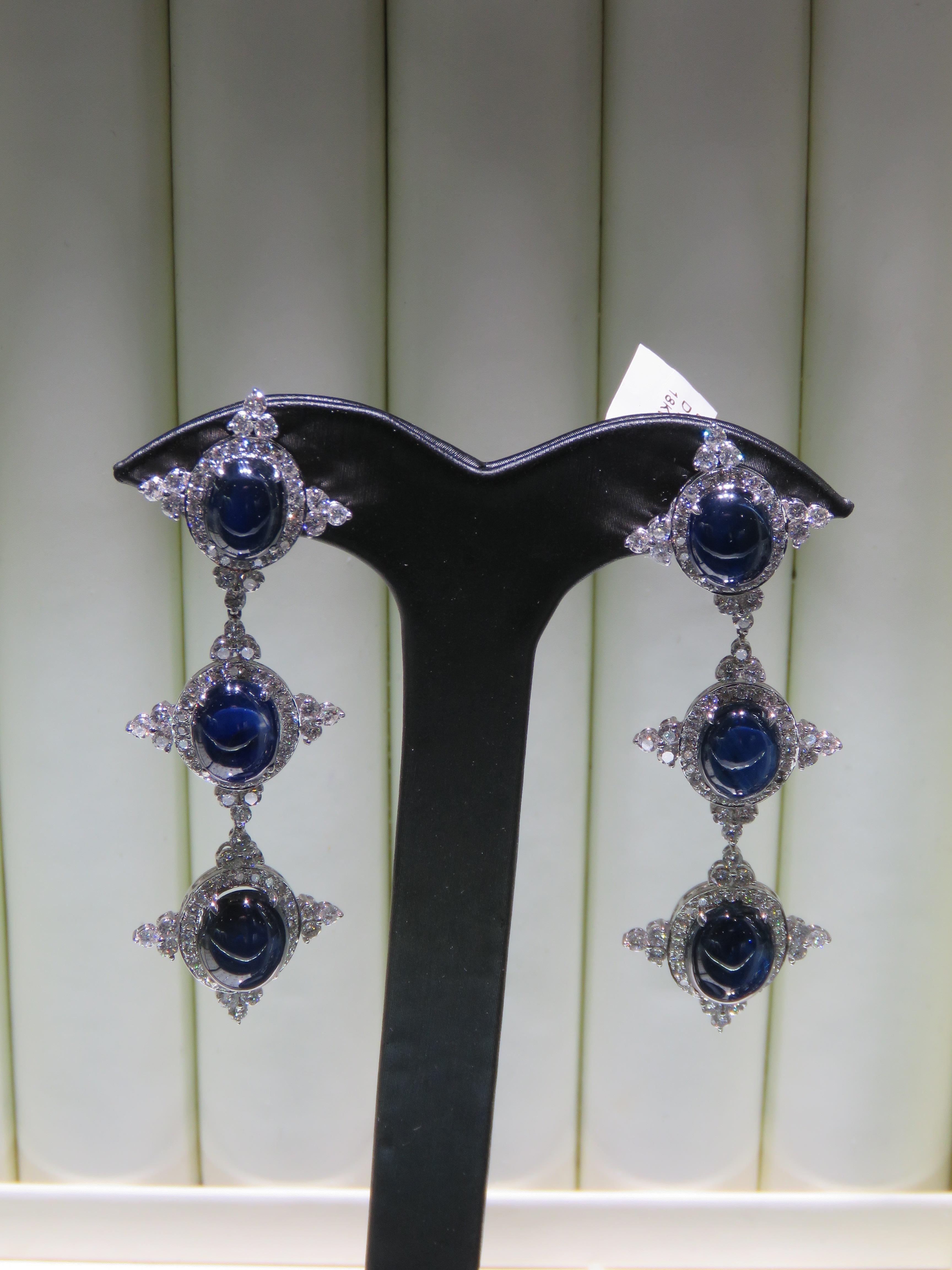 L'article suivant que nous offrons sont ces boucles d'oreilles pendantes extrêmement rares en or 18KT avec saphir bleu fantaisie et diamant blanc. Chaque boucle d'oreille est ornée de saphirs bleus de grande taille, rares et scintillants, et de