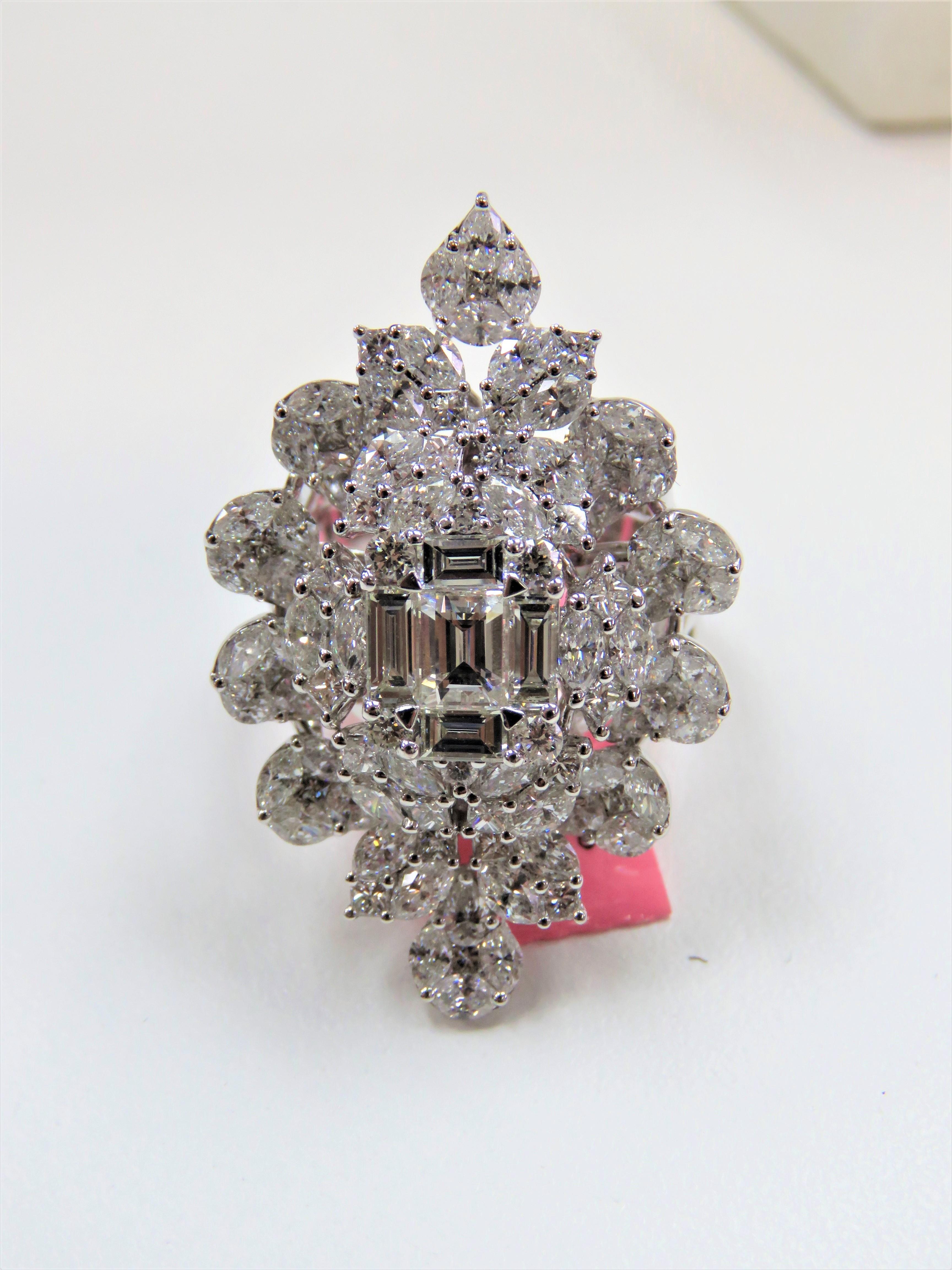 Der folgende Artikel, den wir anbieten, ist dieser seltene wichtige strahlende 18KT Gold herrlich glitzernde und funkelnde prächtige Fancy Diamond Ring. Ring Merkmale Exquisite Schöne Fancy Cut Brillant Diamanten. T.C.W. Ca. 5.50CTS!!! Die Steine