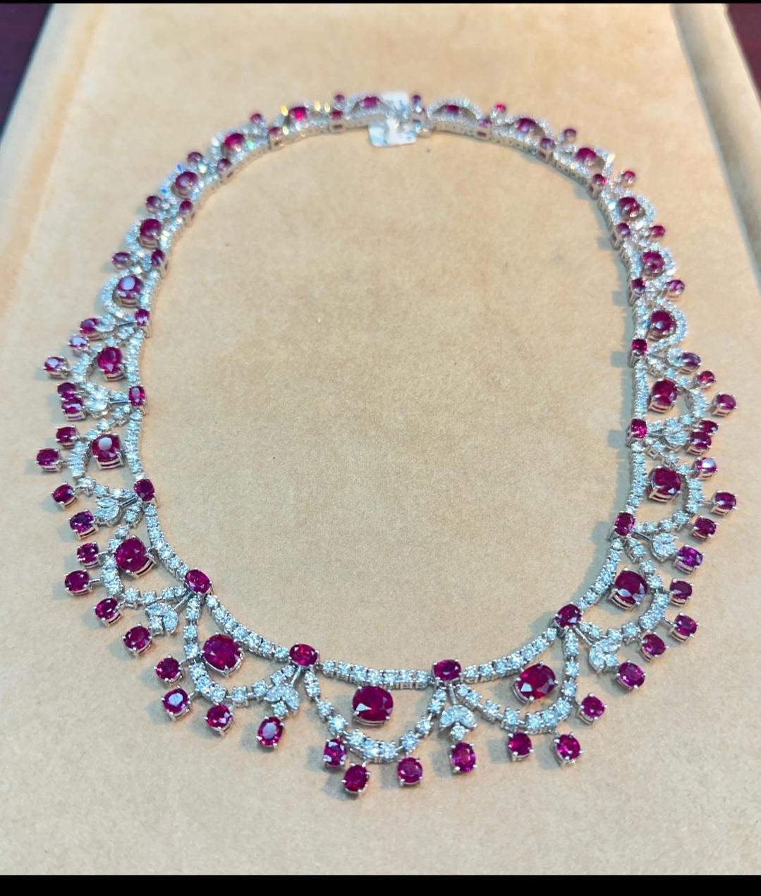 Il seguente articolo che offriamo è questa rara e importante collana di diamanti e rubini birmani in oro 18KT, splendida e scintillante, di fantasia e non riscaldata, certificata GIA. La collana contiene circa 60 carati di splendidi rubini e