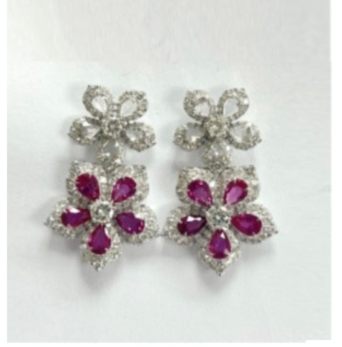 L'article suivant que nous offrons est ce Rare Important Radiant Gold 18KT Gorgeous Glittering and Sparkling Magnificent Fancy Ruby and Diamond Dangle Flower Earrings. Les boucles d'oreilles contiennent environ 10.50CTS de beaux rubis fantaisie et
