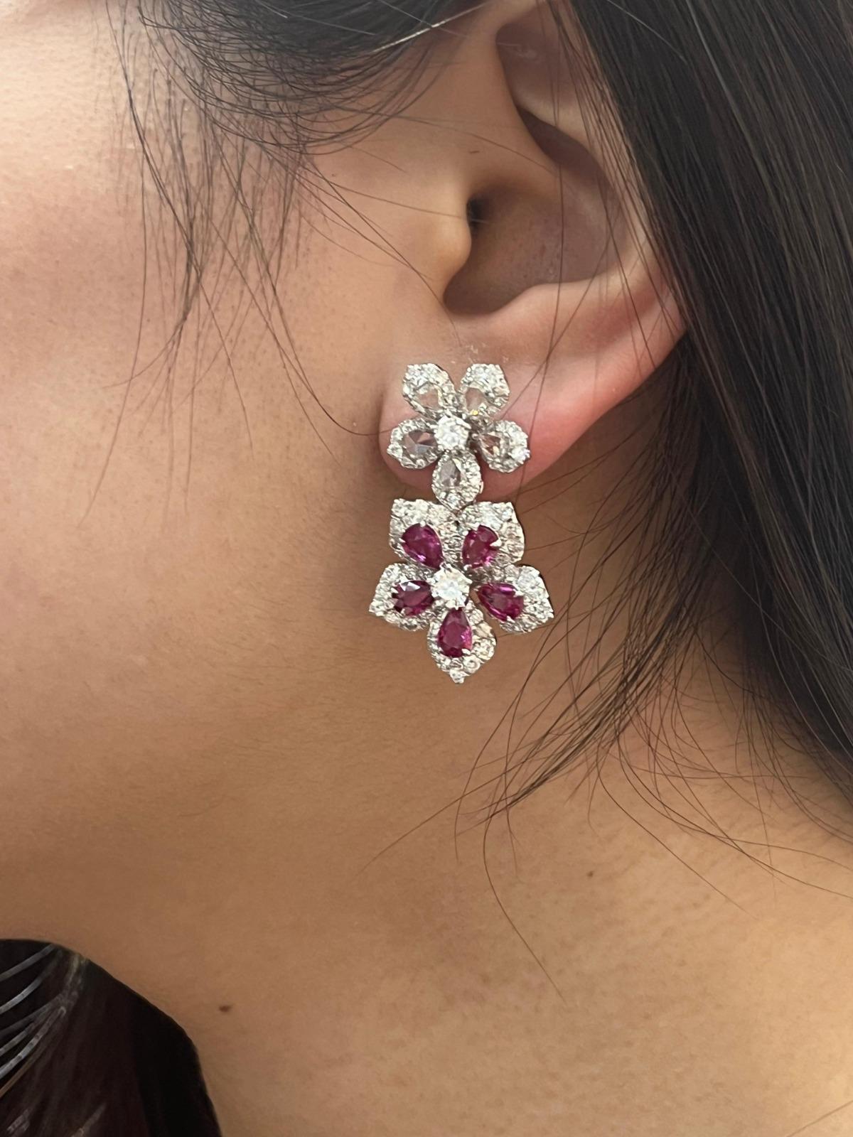 Taille mixte NWT $53, 800 Boucles d'oreilles pendantes en or 18KT Ruby Flower Fancy Rose Cut Diamond en vente