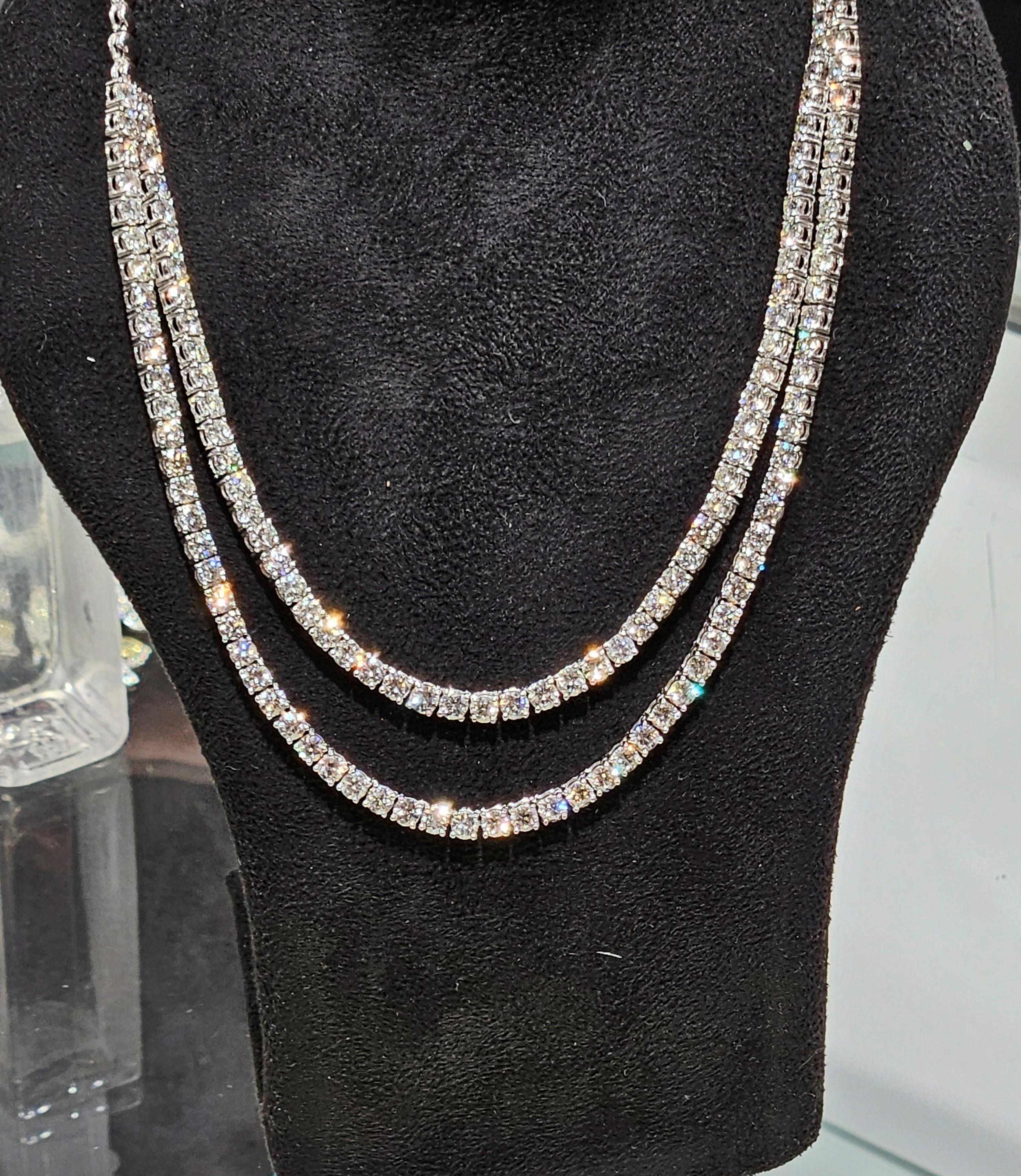 Il seguente articolo che offriamo è questa rara e importante collana di diamanti a doppio filo in oro 18KT, splendida e scintillante. La collana contiene circa 13 carati di splendidi diamanti scintillanti incastonati in oro 18 carati!!! Le pietre