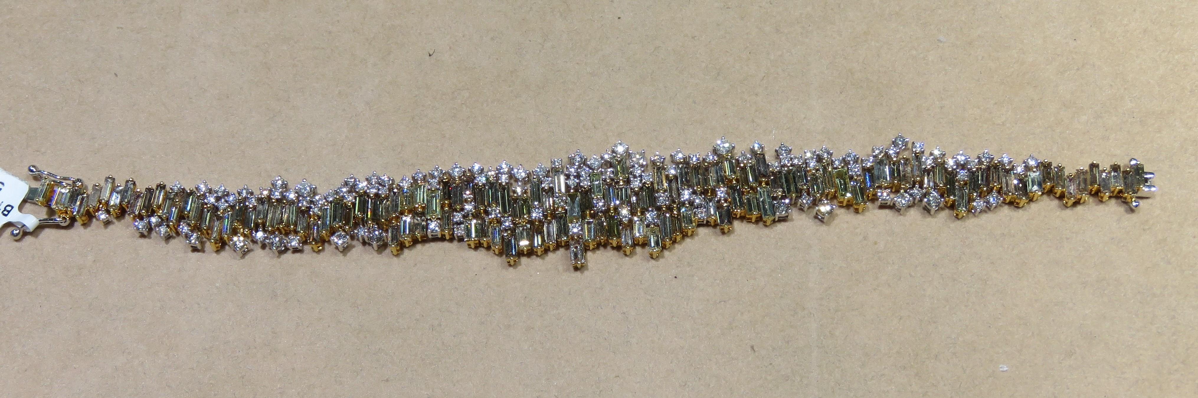 Il seguente articolo che offriamo è questo bellissimo e raro bracciale in oro 18KT con grandi diamanti scintillanti in stile Deco. Il braccialetto è composto da circa 13.50 carati di magnifici, rari e splendidi diamanti bianchi e color cognac! I