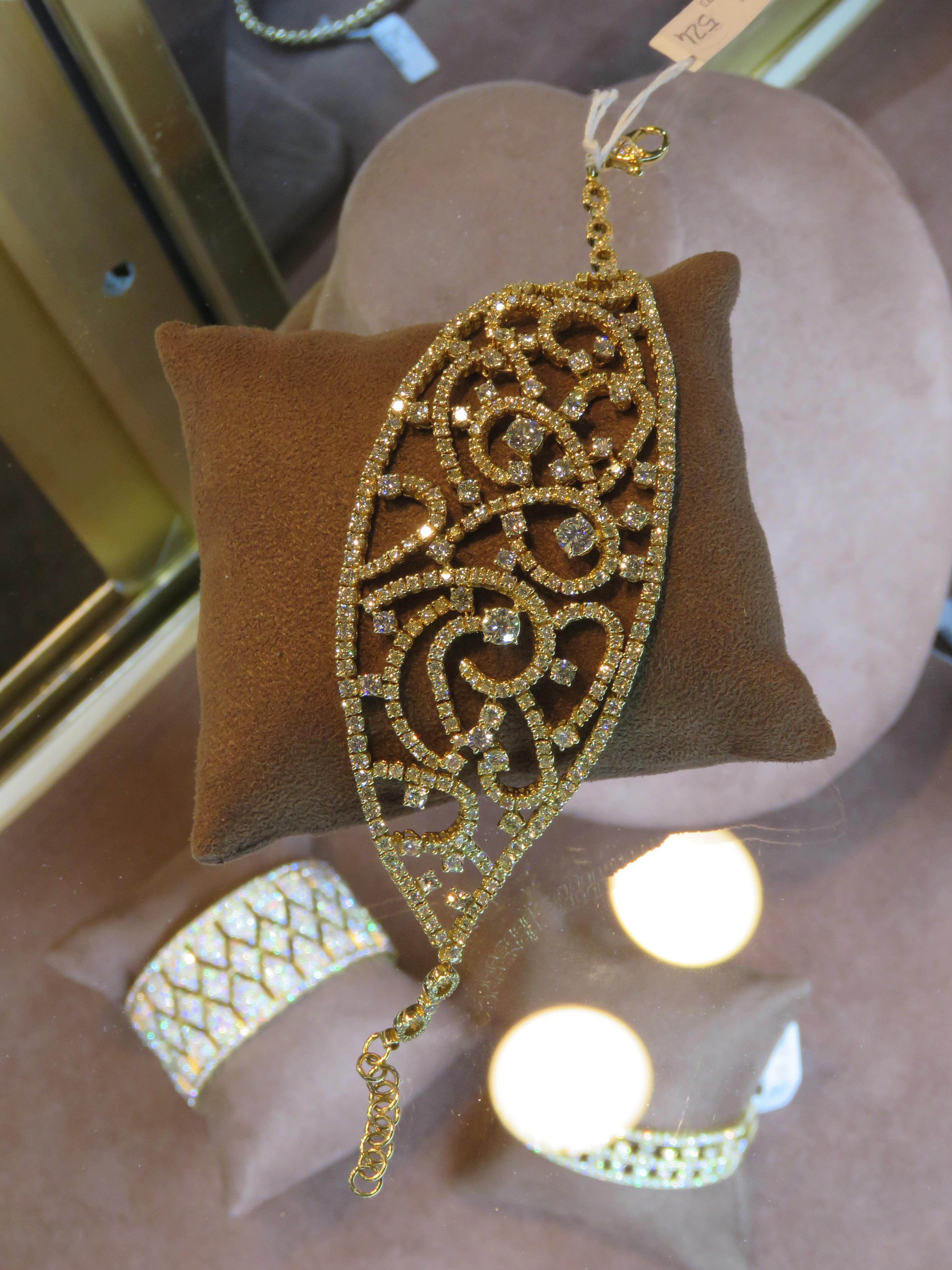 Il seguente articolo che offriamo è questo bellissimo braccialetto scintillante in oro 18KT importante e raro, con una magnifica serie di diamanti tagliati a vivo. T.C.W. Circa 8CTS!!! 
I diamanti sono di ottima qualità. Da un produttore privato che