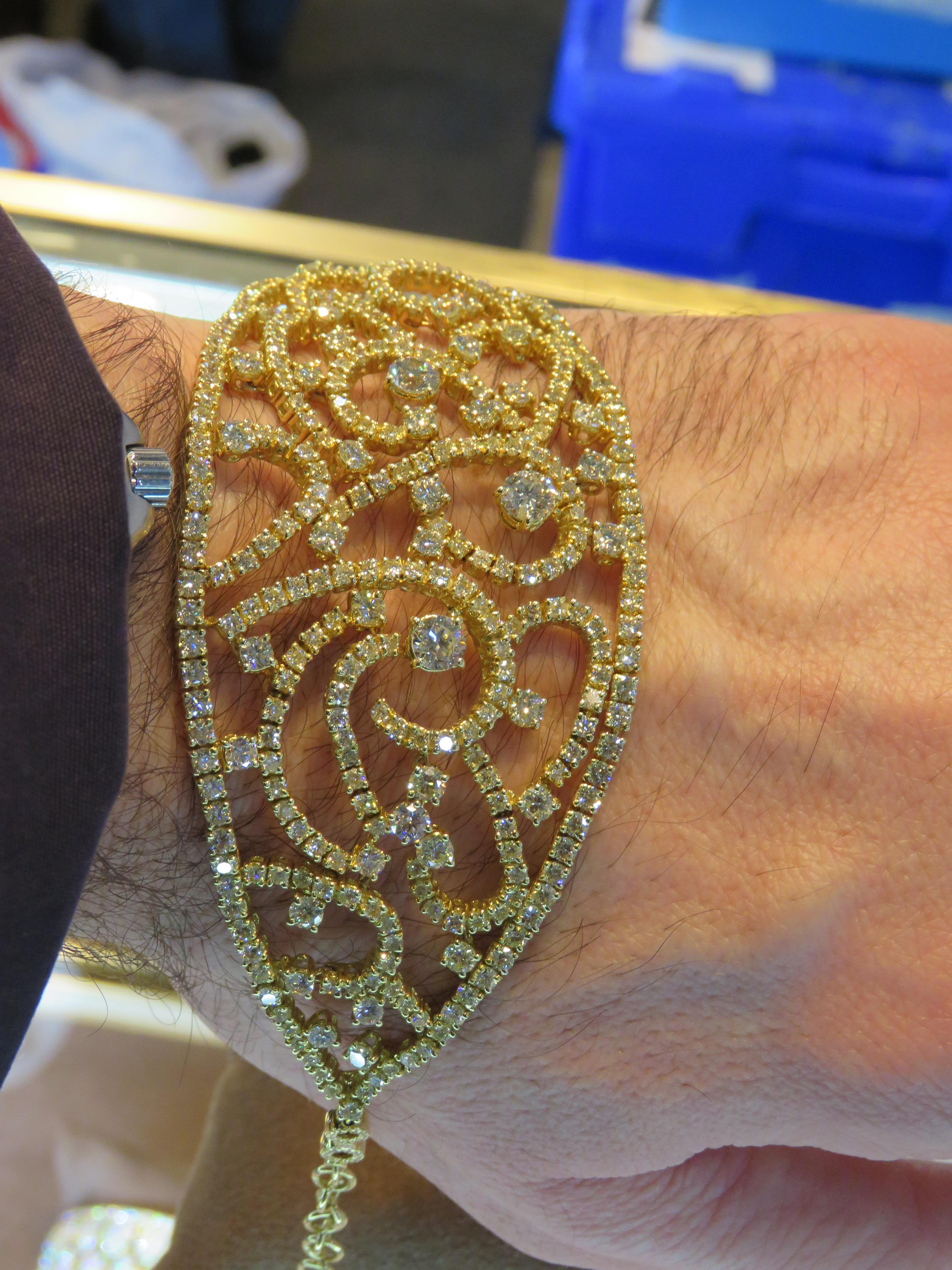 NWT $55, 380 Rare 18KT Gold Fancy Diamond Wrap Bangle Bracciale In condizioni Nuovo in vendita a New York, NY