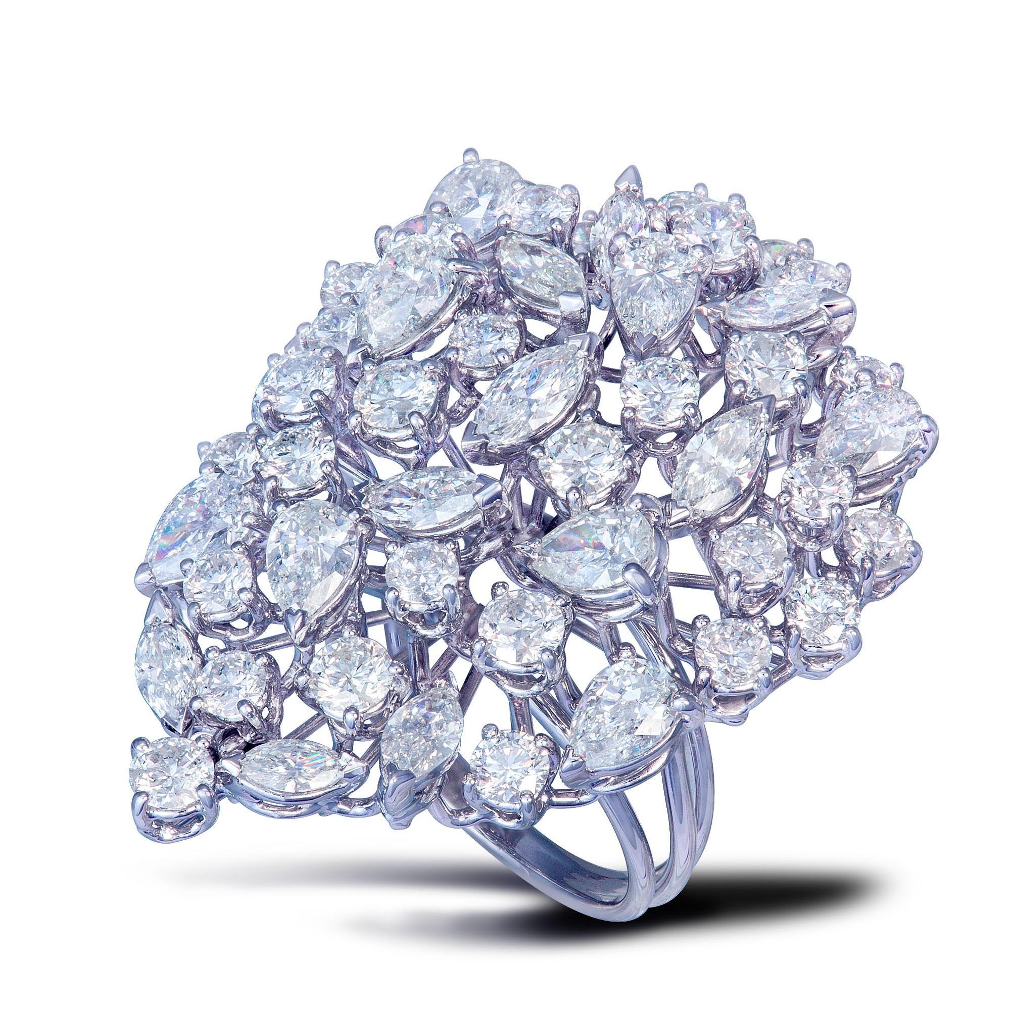 L'article suivant que nous proposons est une rare et importante bague en or 18 carats, scintillante et étincelante, avec un diamant fantaisie de 8 ct. La bague est ornée de superbes diamants fantaisie de taille ronde, poire et marquise. Les pierres