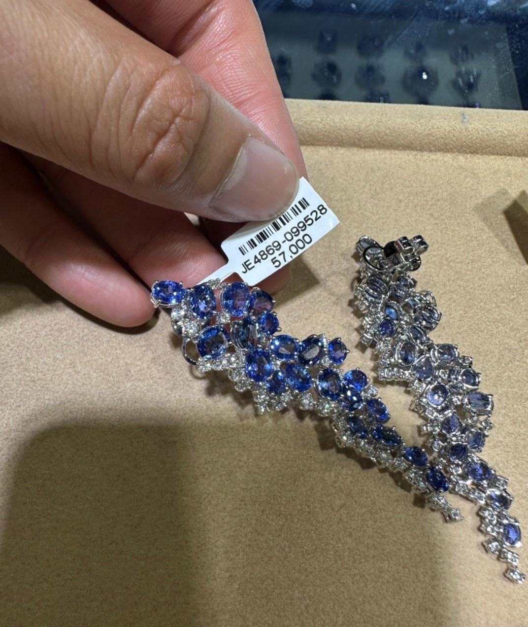 NWT $57, 000 Squisiti orecchini 18KT con zaffiri blu fantasia 30CT e diamanti In condizioni Nuovo in vendita a New York, NY