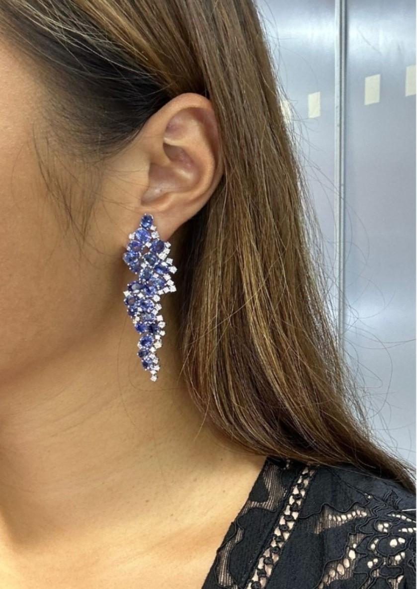 Donna NWT $57, 000 Squisiti orecchini 18KT con zaffiri blu fantasia 30CT e diamanti in vendita