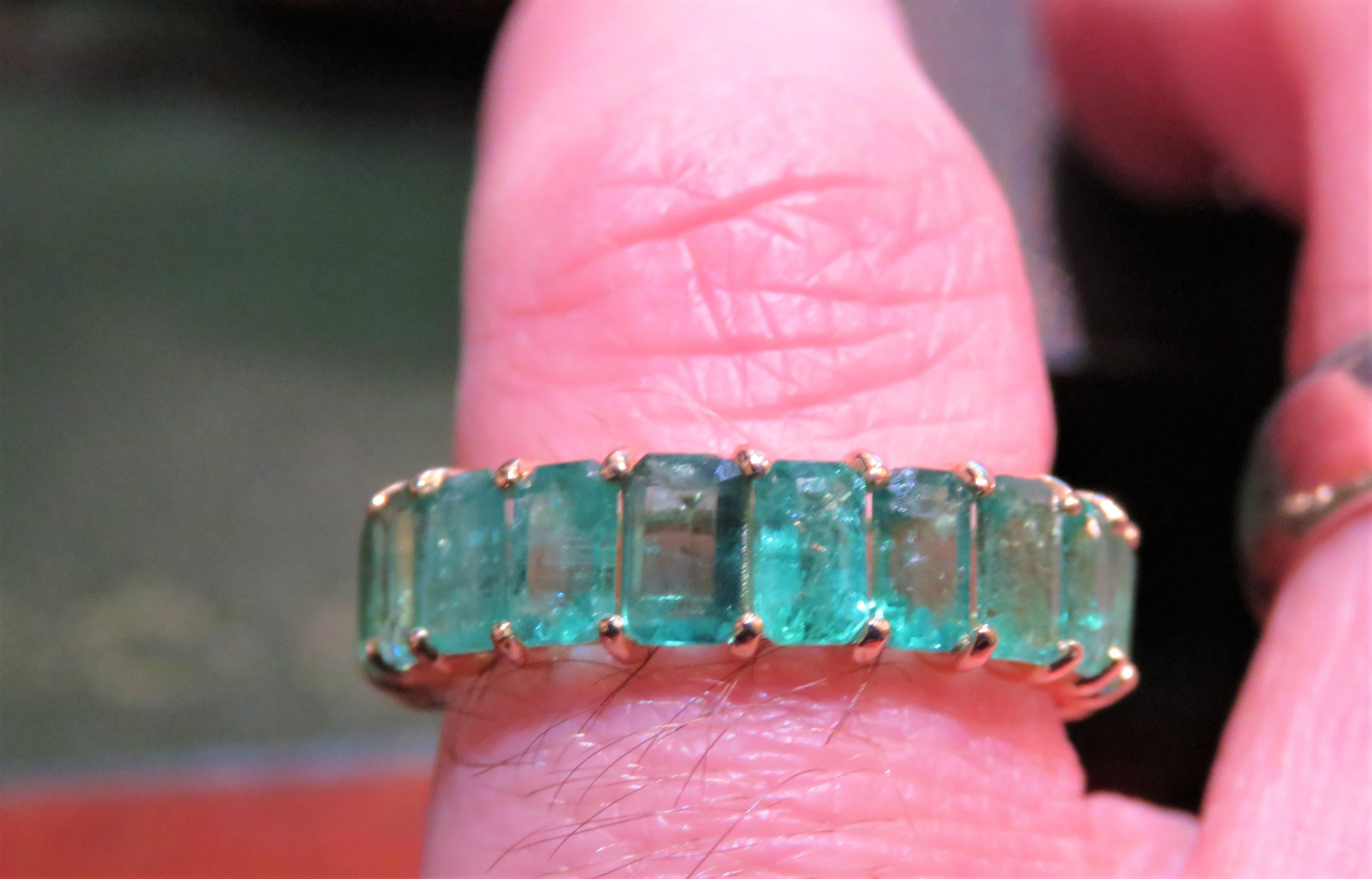 NWT $5, 750 18KT Gold Fancy Large Glittering Fancy Emerald Eternity Band Ring In New Condition For Sale In New York, NY