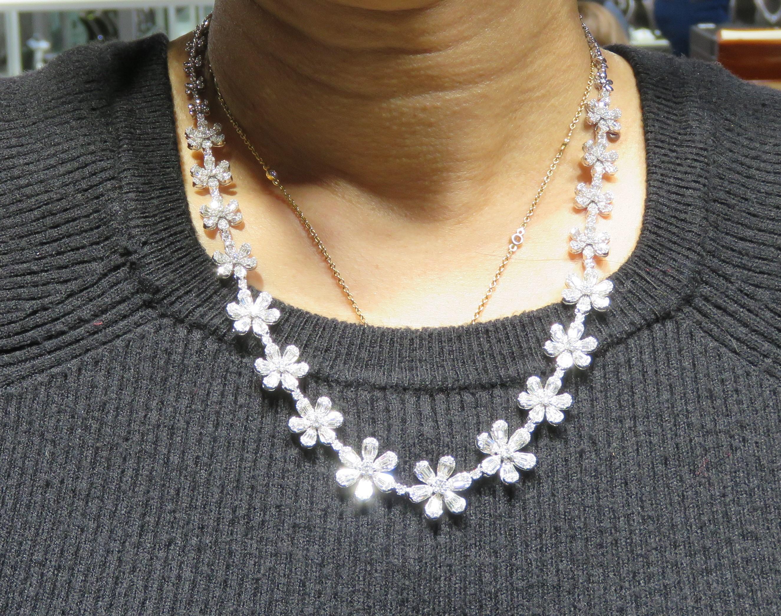 NWT $58,000 Rara e magnifica collana di diamanti floreali in oro 18KT In condizioni Nuovo in vendita a New York, NY