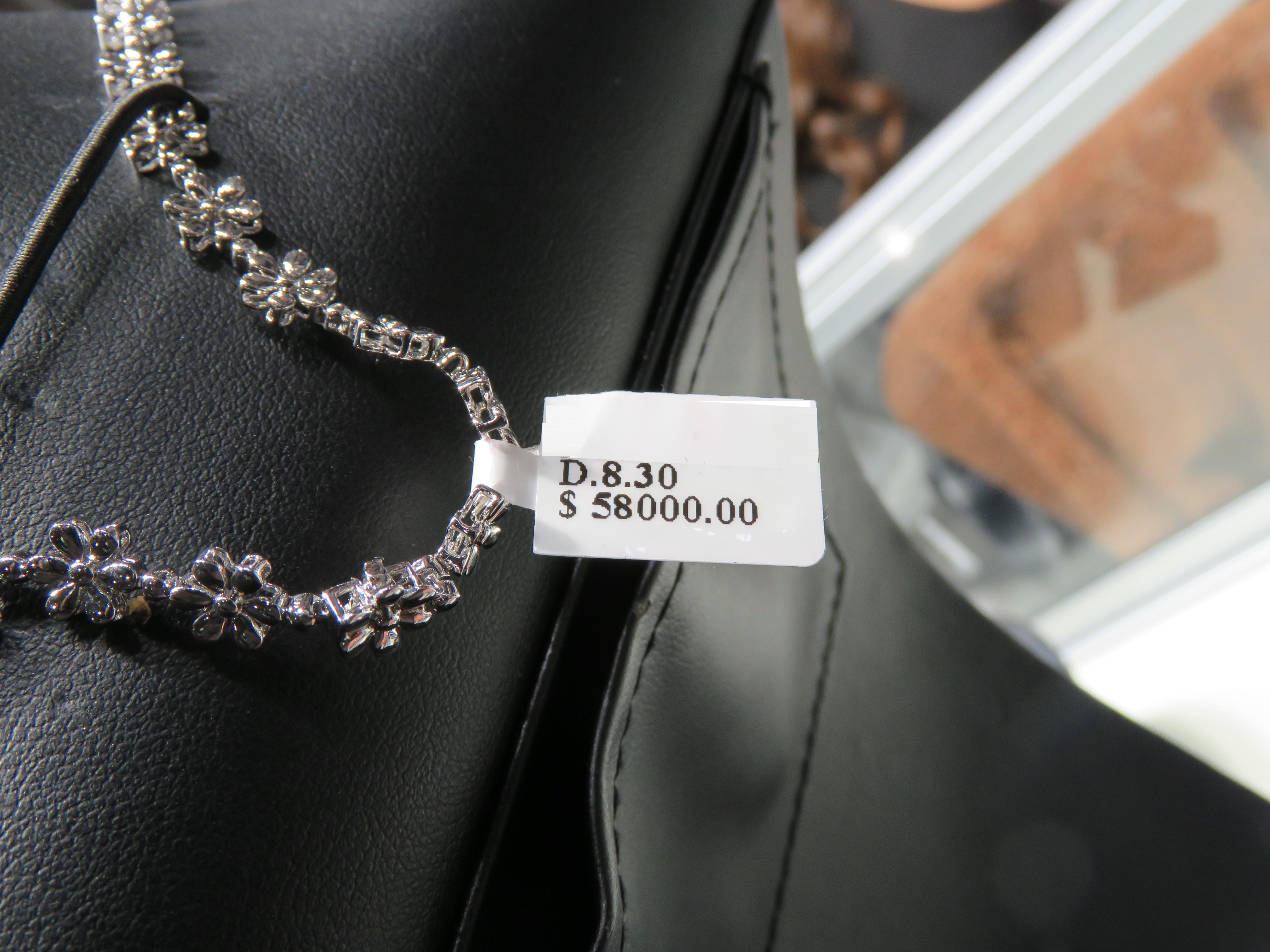 Donna NWT $58,000 Rara e magnifica collana di diamanti floreali in oro 18KT in vendita