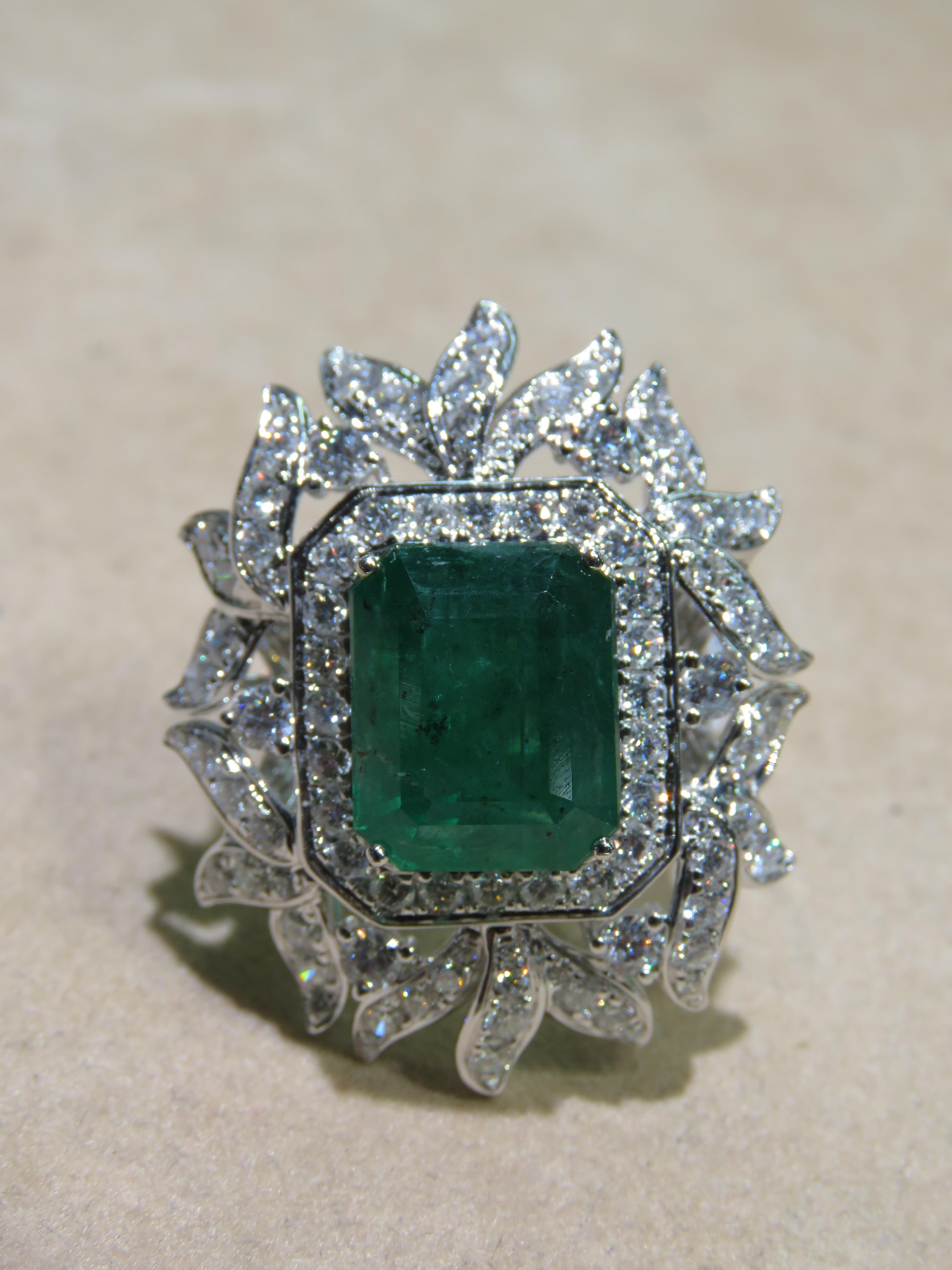Die folgenden Artikel bieten wir ist eine seltene wichtige Radiant 18KT Gold Large Fancy Smaragd und Diamant-Ring.  Der Ring besteht aus einem wunderschönen Fancy-Smaragd, umgeben von schönen glitzernden Fancy-Diamanten. T.C.W CA 11CTS!!! Dieser