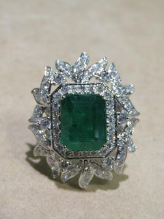 NWT $58, 400 18KT Gold Gorgeous Large 11CT Fancy Glittering Emerald Diamond Ring