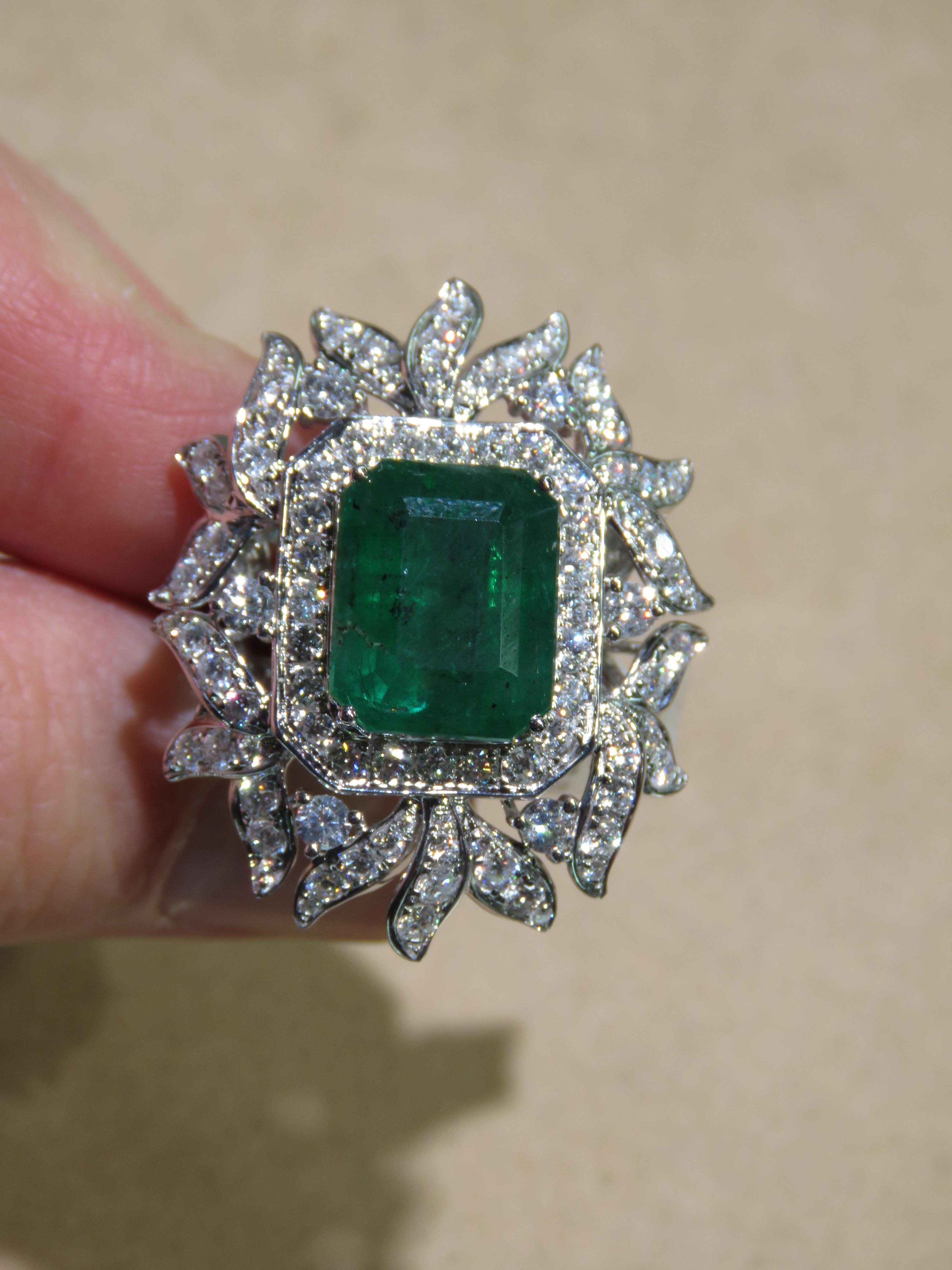 NEU $58, 400 18KT Gold Wunderschöner großer 11CT Fancy Glitzernder Smaragd-Diamantring mit glitzerndem Smaragd (Gemischter Schliff) im Angebot