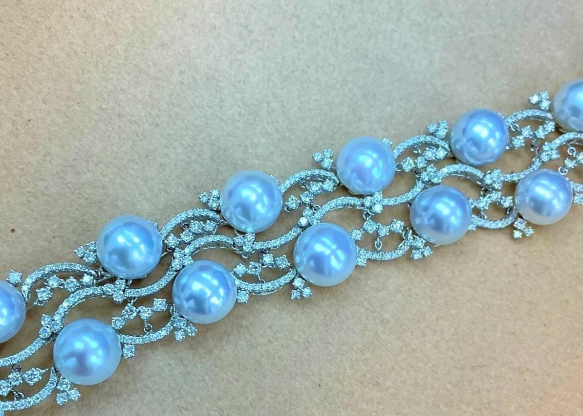 Round Cut NWT $58, 500 Important 18KT Gold Fancy South Sea AAA Large Pearl Diamond Bracelet For Sale