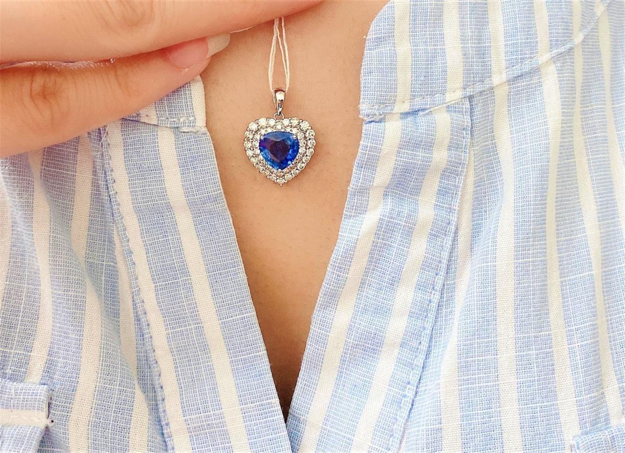 Il seguente oggetto è un raro e importante ciondolo radiante in ORO BIANCO 18KT con zaffiro blu e diamante. Il ciondolo è composto da due grandi zaffiri blu a forma di cuore finemente incastonati e incorniciati da una doppia corona di splendidi